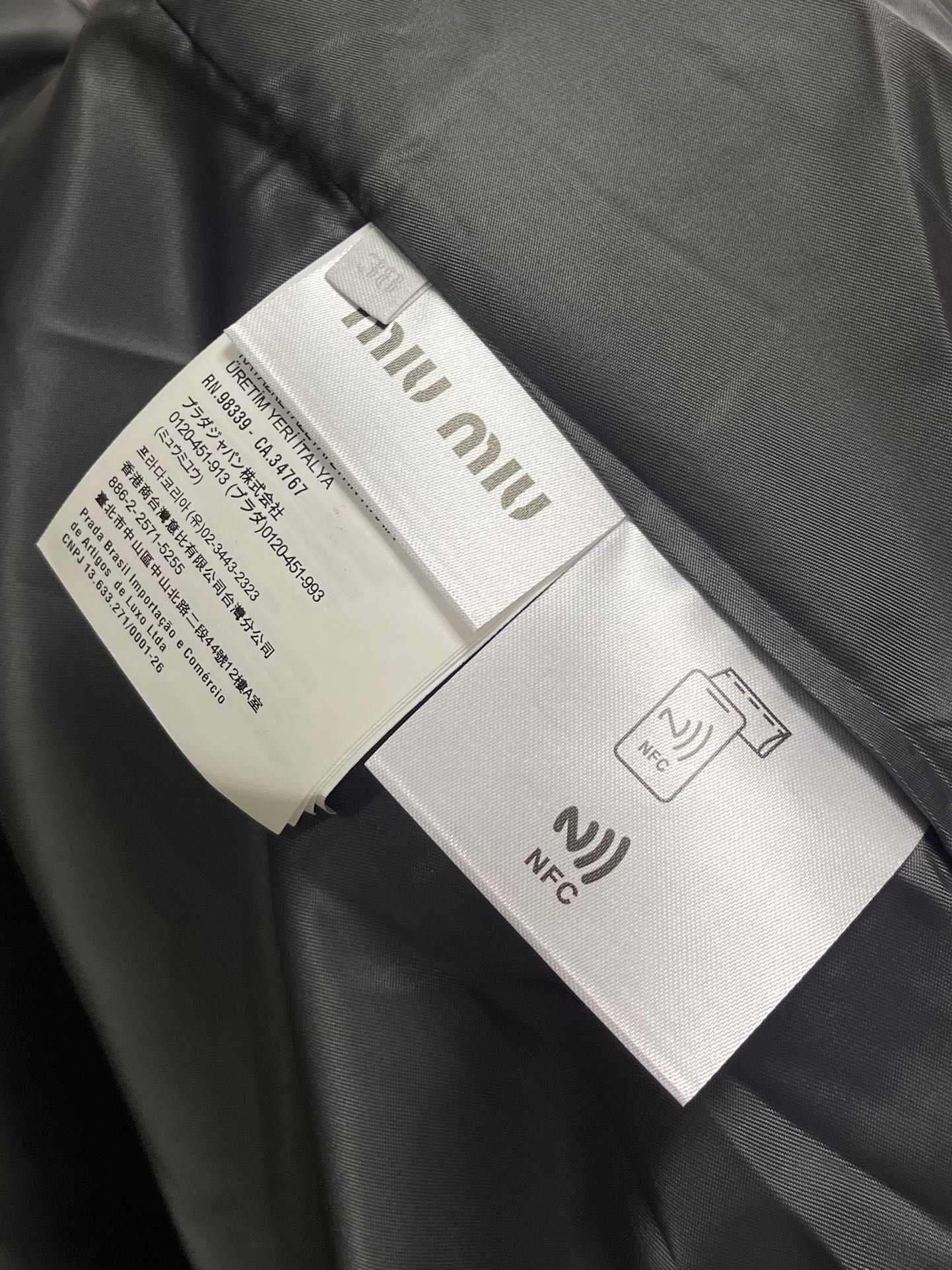 MiuMiu 刺绣条纹格子外套，面料采用50支4股纯棉毛料，定制1:1格子条纹面料。面料多色定染后，采用