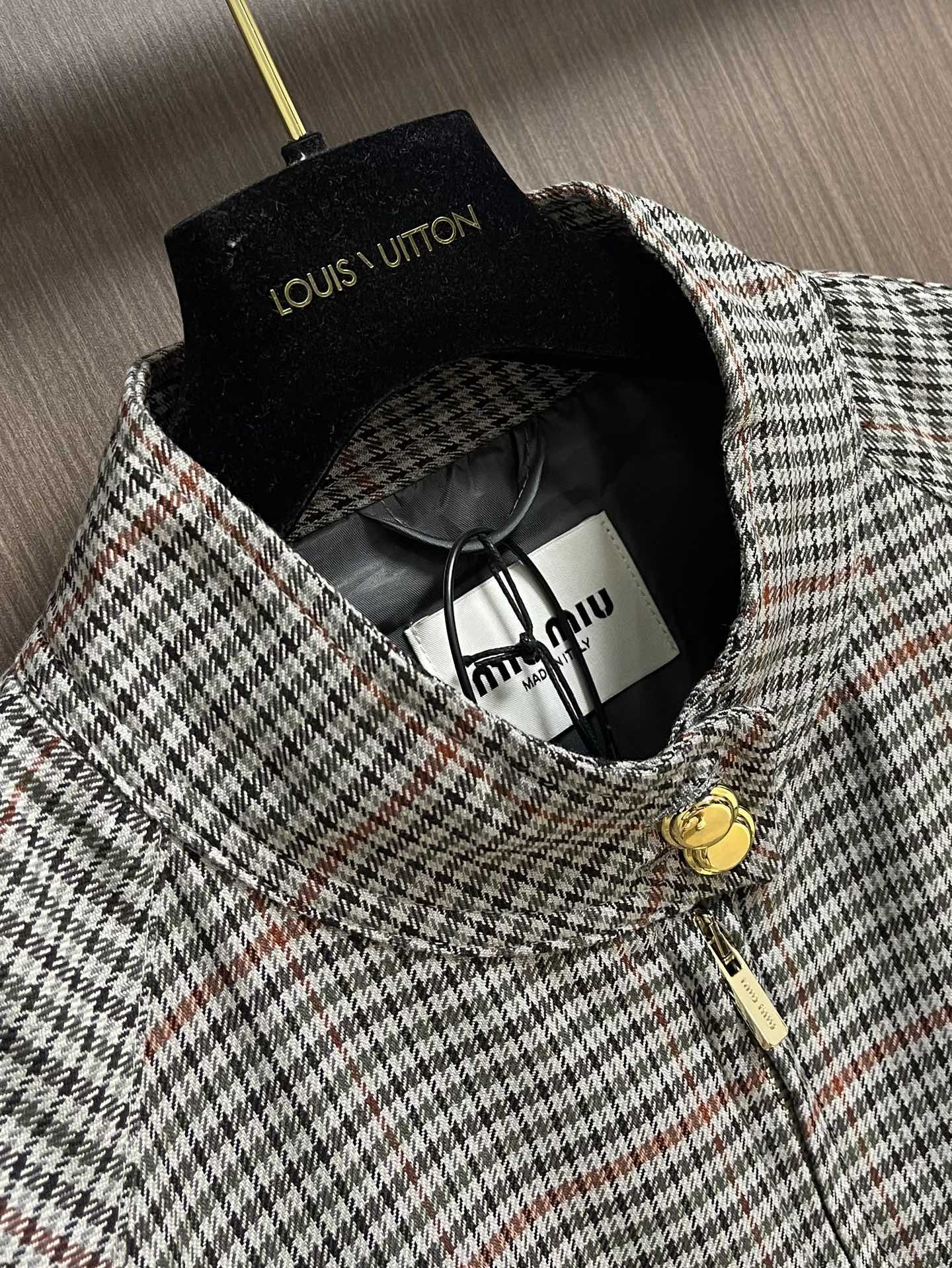 MiuMiu 刺绣条纹格子外套，面料采用50支4股纯棉毛料，定制1:1格子条纹面料。面料多色定染后，采用