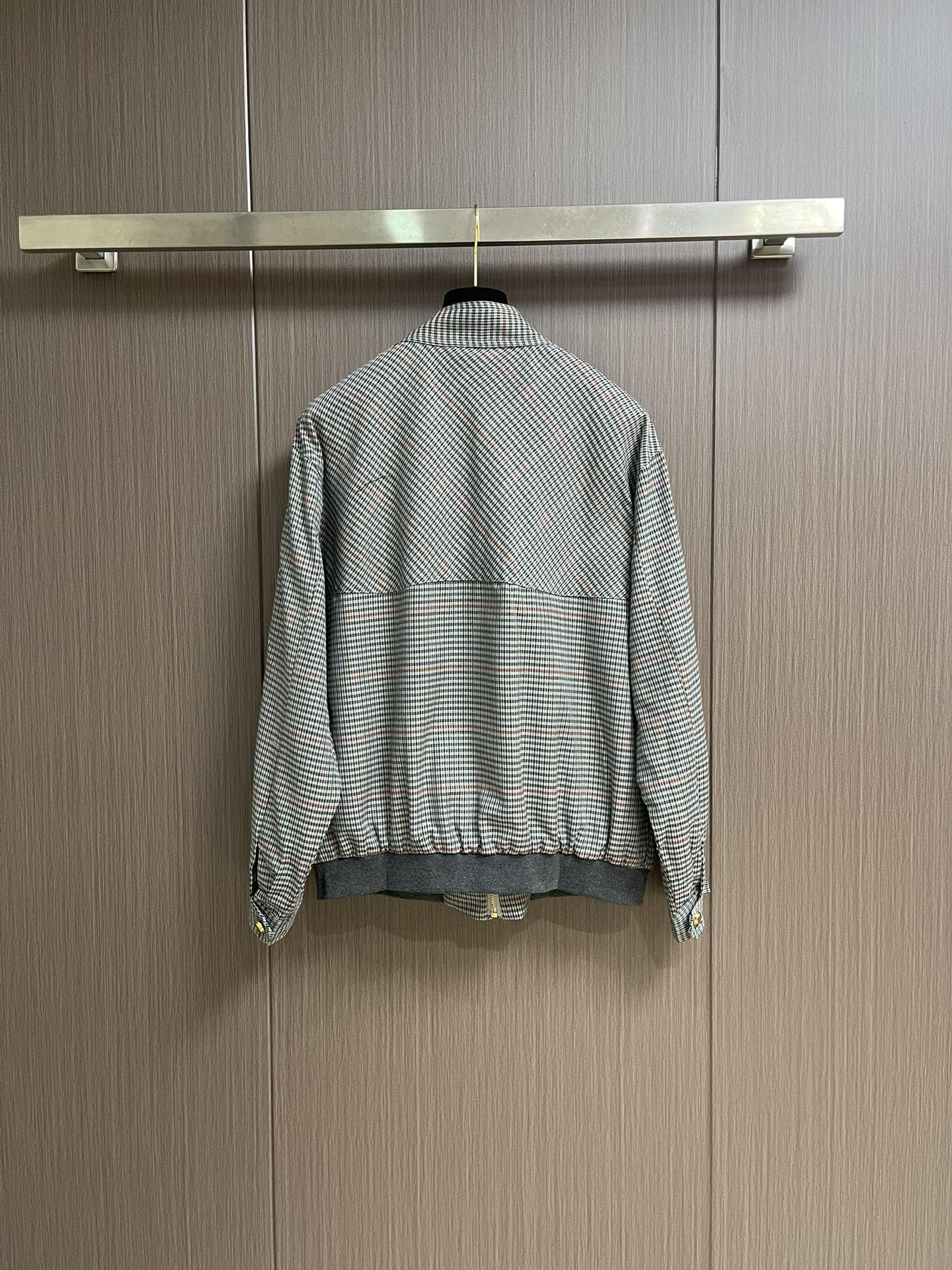 MiuMiu 刺绣条纹格子外套，面料采用50支4股纯棉毛料，定制1:1格子条纹面料。面料多色定染后，采用