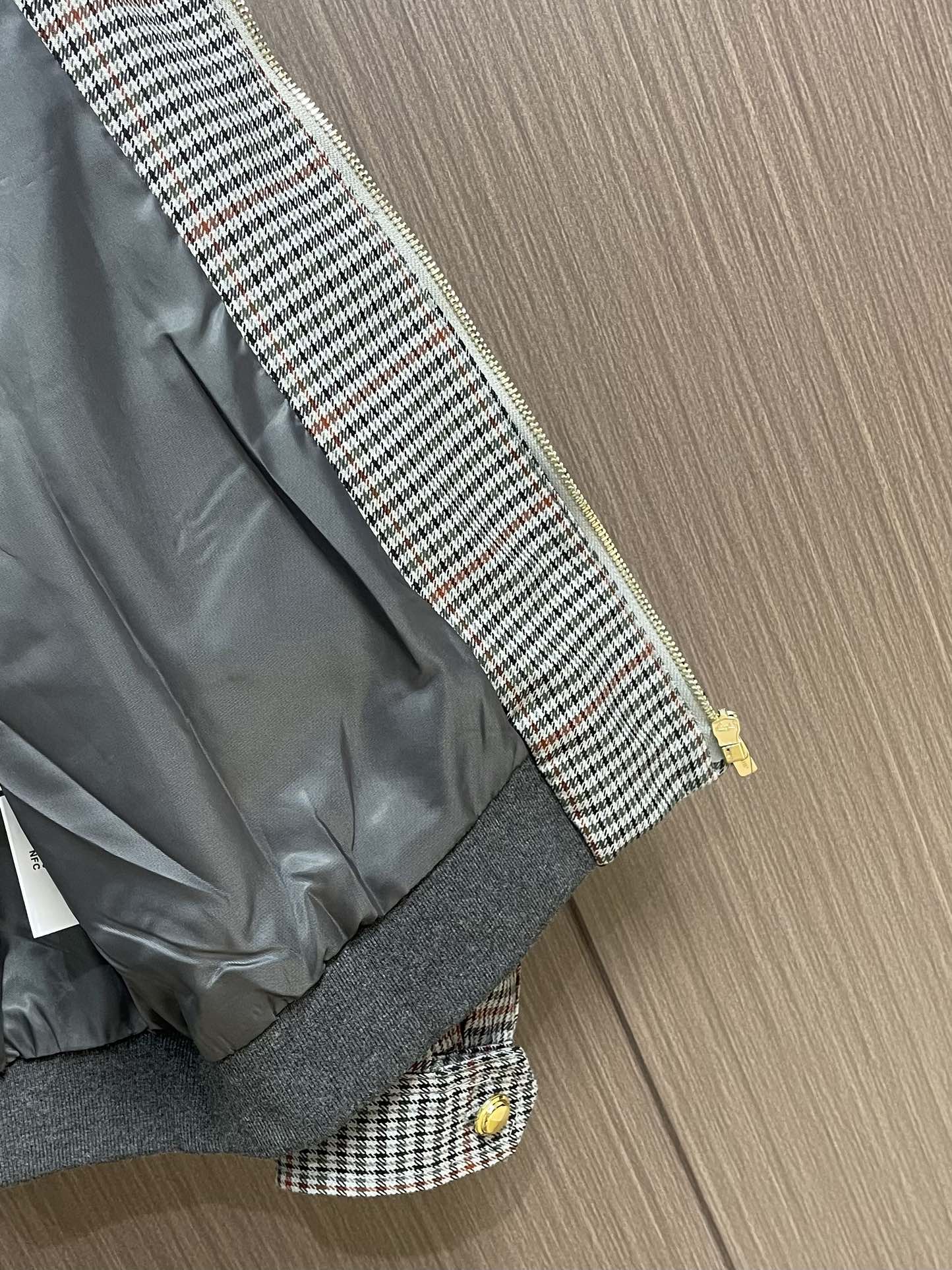 MiuMiu 刺绣条纹格子外套，面料采用50支4股纯棉毛料，定制1:1格子条纹面料。面料多色定染后，采用