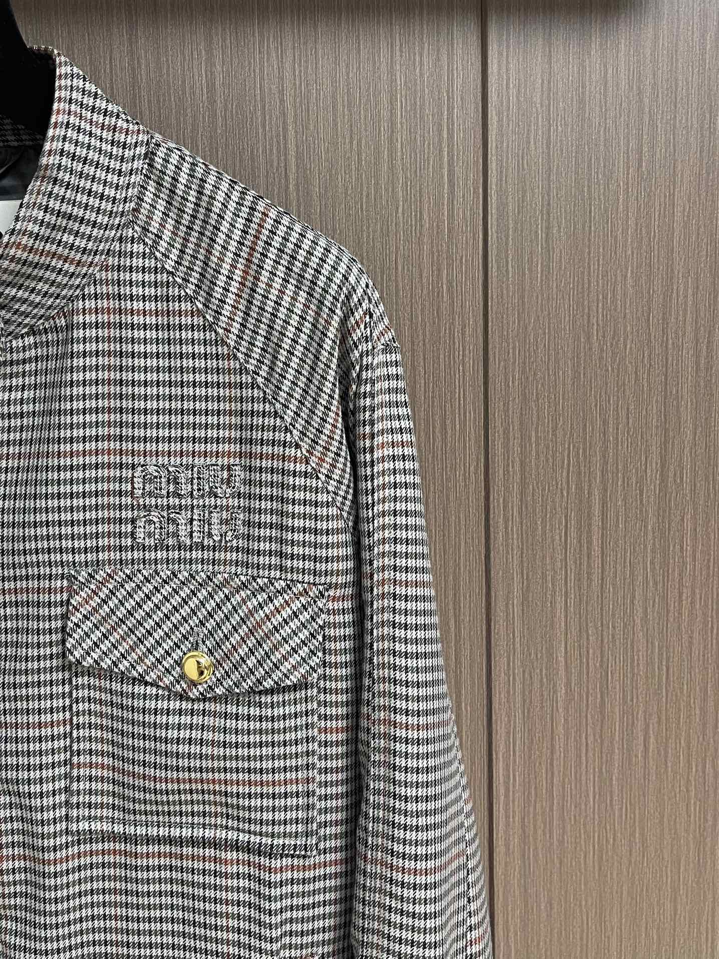 MiuMiu 刺绣条纹格子外套，面料采用50支4股纯棉毛料，定制1:1格子条纹面料。面料多色定染后，采用