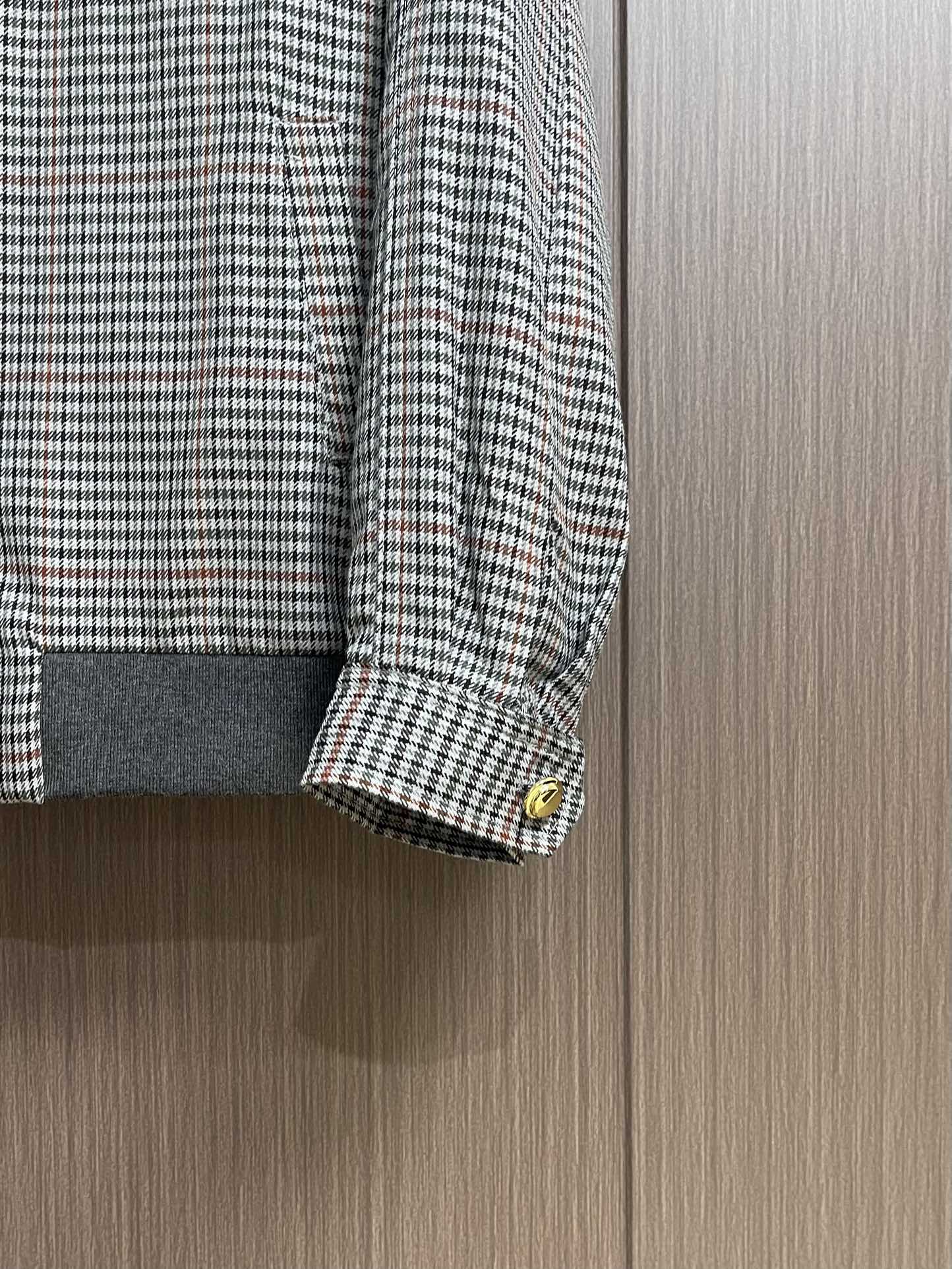 MiuMiu 刺绣条纹格子外套，面料采用50支4股纯棉毛料，定制1:1格子条纹面料。面料多色定染后，采用