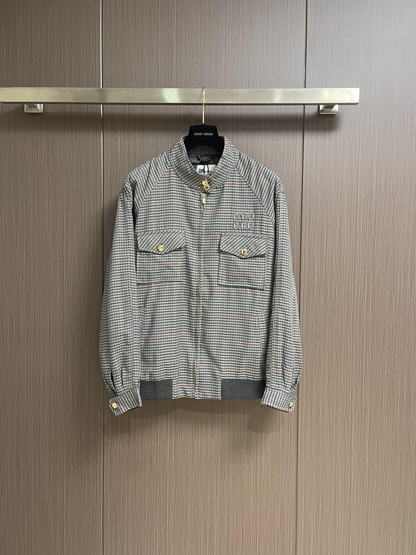 NO:538684,MiuMiu embroidered striped plaid jacket, the fabric is made of 50 4-strand pure cotton wool, and customized 1:1 plaid striped fabric. After the fabric is dyed in multiple colors, it is wrapped in 4-strand process. The lining is made of high-density twill cotton lining, and 100 fixed-woven pieces. Embroidery, with the brand MIU MIU brand embroidery icon on the chest. The process is made of laser burning, and the hand-measurement is manually positioned and fitted one by one, identifying the positioning and firmly solidifying. The zipper is made of gold-plated, and the pull-tip is made of 5-digit double-sliding head. The pull-tip is made of gold-plated European style pull-tip. The button is made of gold-plated hand-sewn buckle, and the original customization is 1:1 size 36-38-40-42,,miumiu, jackets & coats, gold plating, alexander wang19860909MiuMiu 刺绣条纹格子外套,面料采用50支4股纯棉毛料,定制1:1格子条纹面料.面料多色定染后,采用4股工艺做法缠绕织出.内衬采用高密斜纹丝棉衬布,定织100支.刺绣,胸前带有品牌MIU MIU品牌标刺绣图标,该工艺采用激光烧花,后人工一个一个手量定位贴合,识别定位绣上与牢牢凝固.拉链采用电镀金色,拉头采用5号双拉头.拉牙采用电镀金色欧款拉牙.纽扣采用电镀金是手缝扣,原版定制1:1 尺码36-38-40-42,,miumiu,jackets & coats,gold plating,alexander wang,Men's clothing