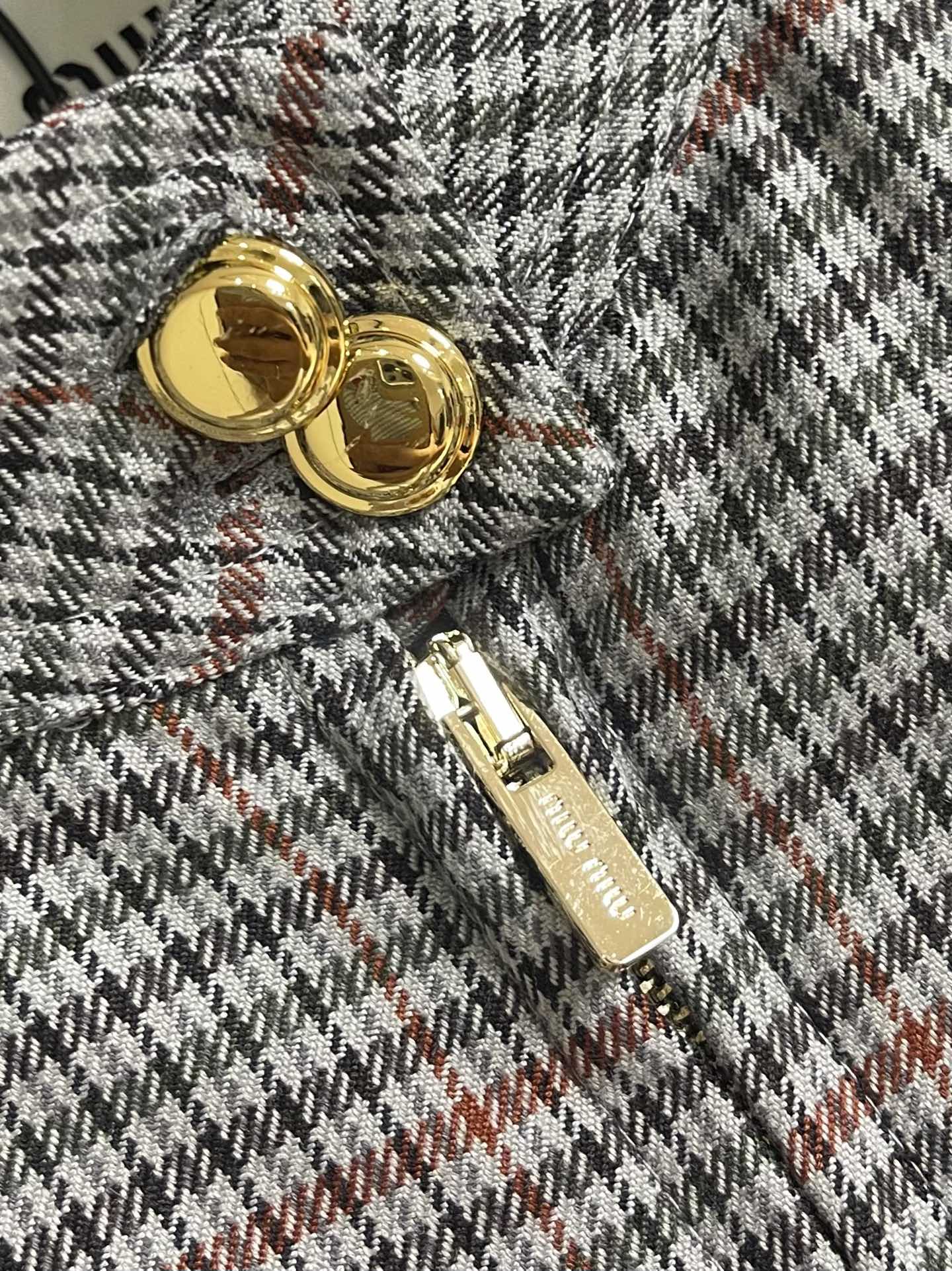 MiuMiu 刺绣条纹格子外套，面料采用50支4股纯棉毛料，定制1:1格子条纹面料。面料多色定染后，采用