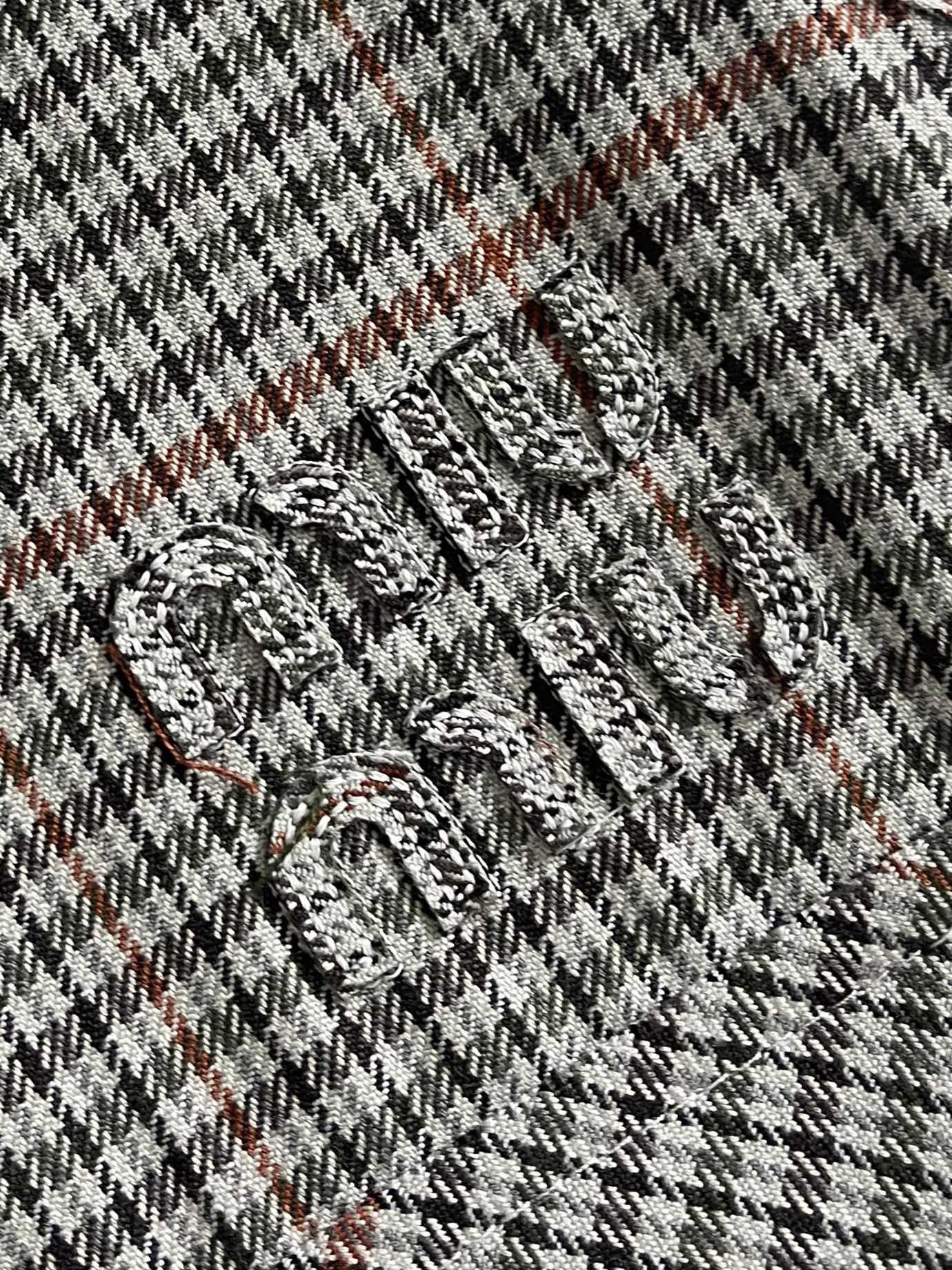 MiuMiu 刺绣条纹格子外套，面料采用50支4股纯棉毛料，定制1:1格子条纹面料。面料多色定染后，采用