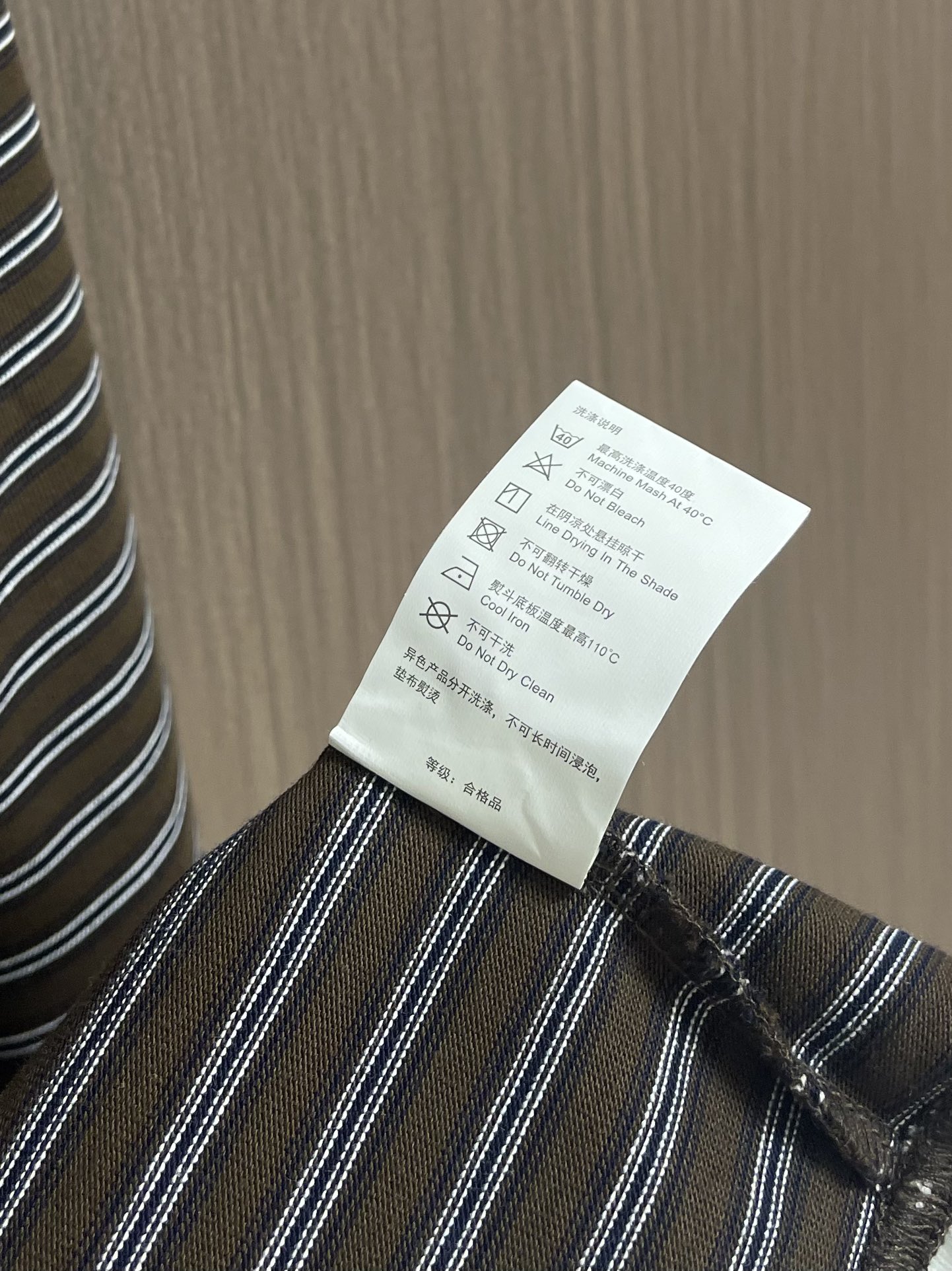 Prada 2025SS新款条纹POLO衫，这款POLO衫采用客供面料制作而成，撞色条纹款式增加款式的时