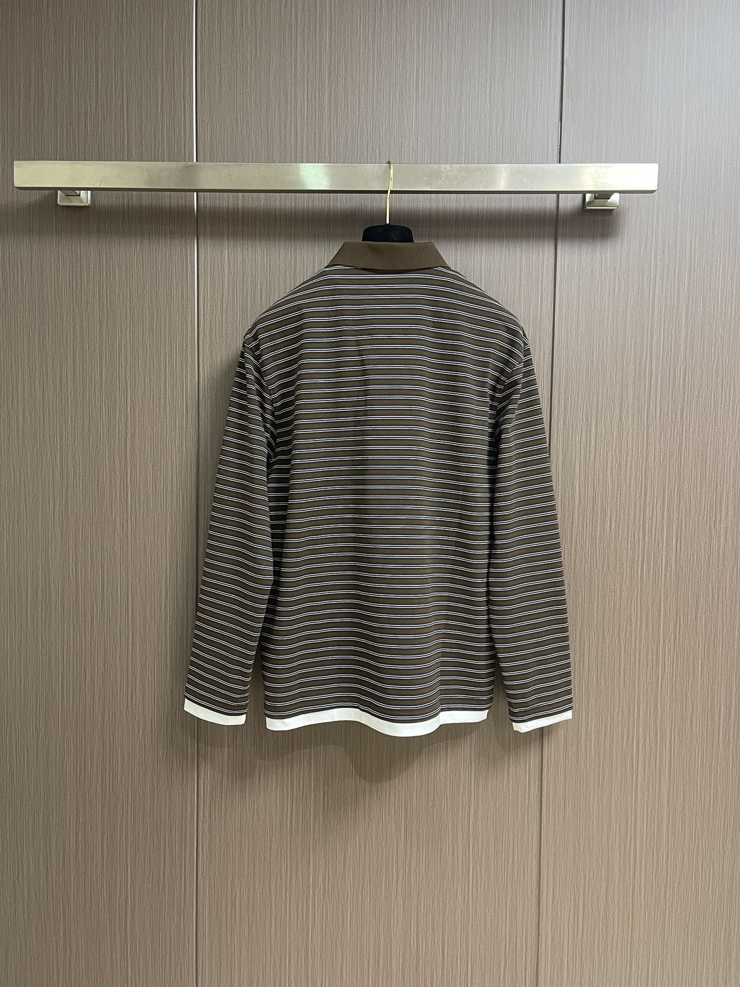 Prada 2025SS新款条纹POLO衫，这款POLO衫采用客供面料制作而成，撞色条纹款式增加款式的时