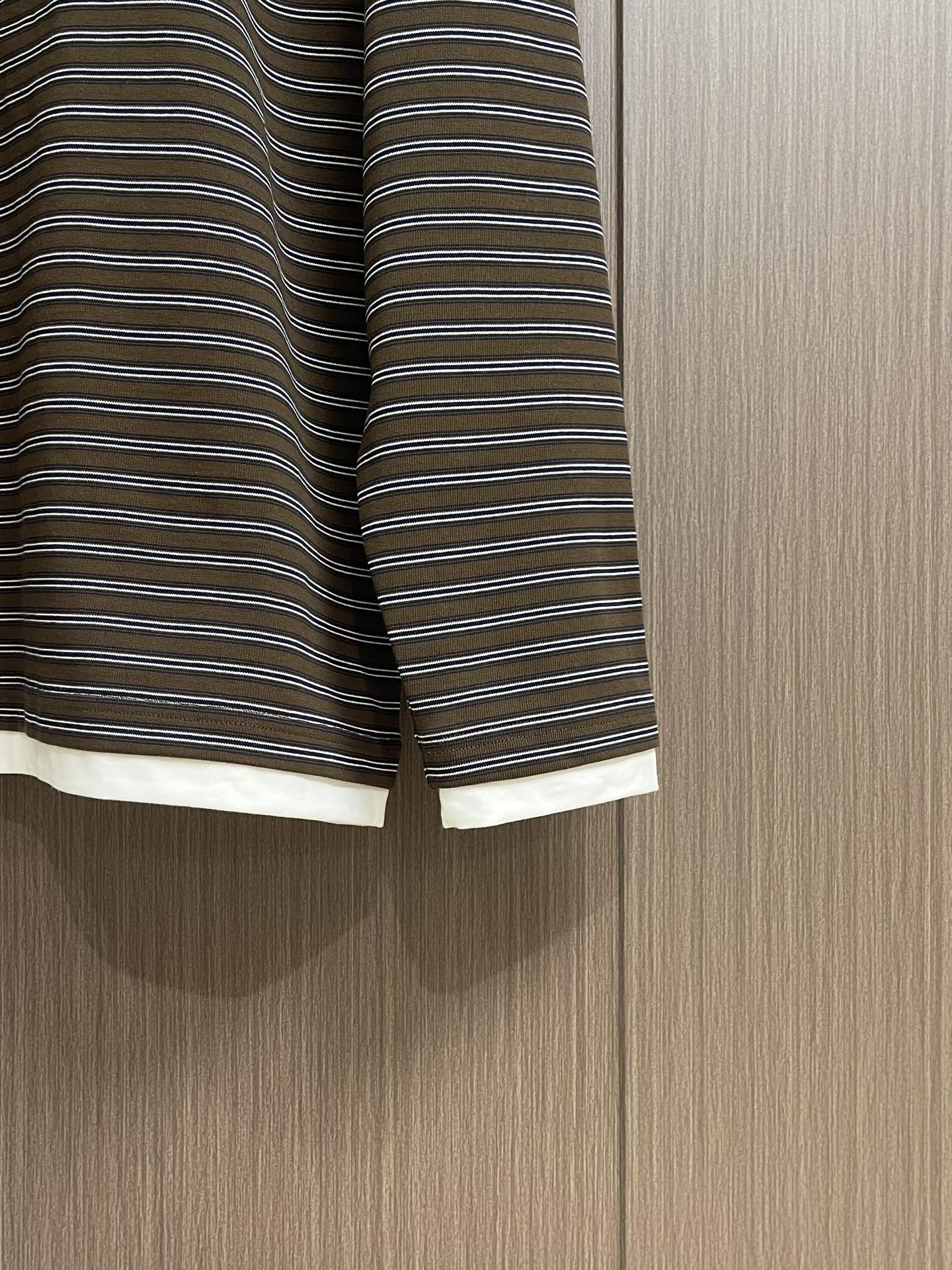 Prada 2025SS新款条纹POLO衫，这款POLO衫采用客供面料制作而成，撞色条纹款式增加款式的时