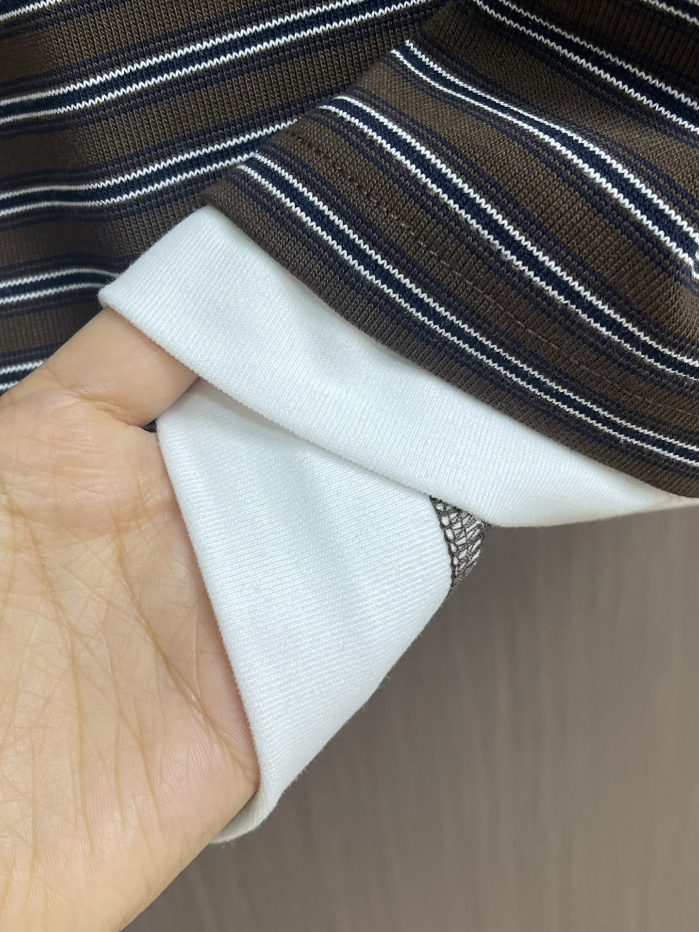 Prada 2025SS新款条纹POLO衫，这款POLO衫采用客供面料制作而成，撞色条纹款式增加款式的时