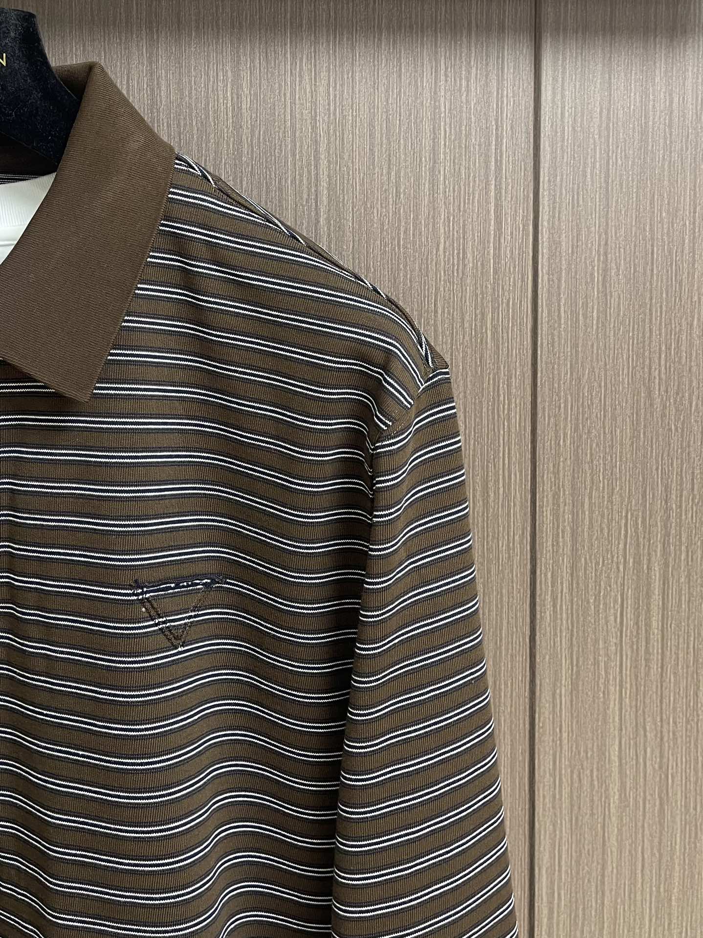 Prada 2025SS新款条纹POLO衫，这款POLO衫采用客供面料制作而成，撞色条纹款式增加款式的时