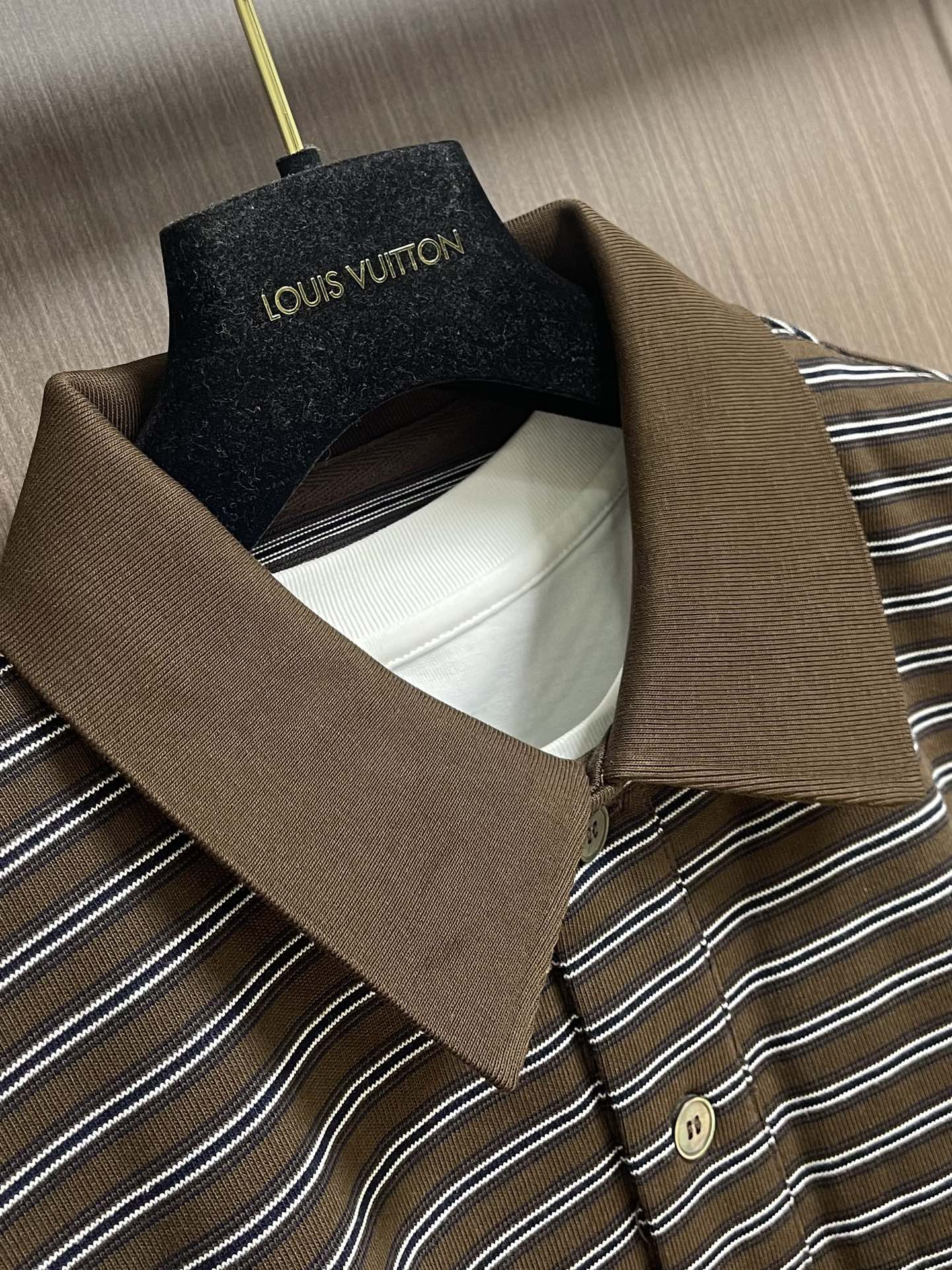 Prada 2025SS新款条纹POLO衫，这款POLO衫采用客供面料制作而成，撞色条纹款式增加款式的时