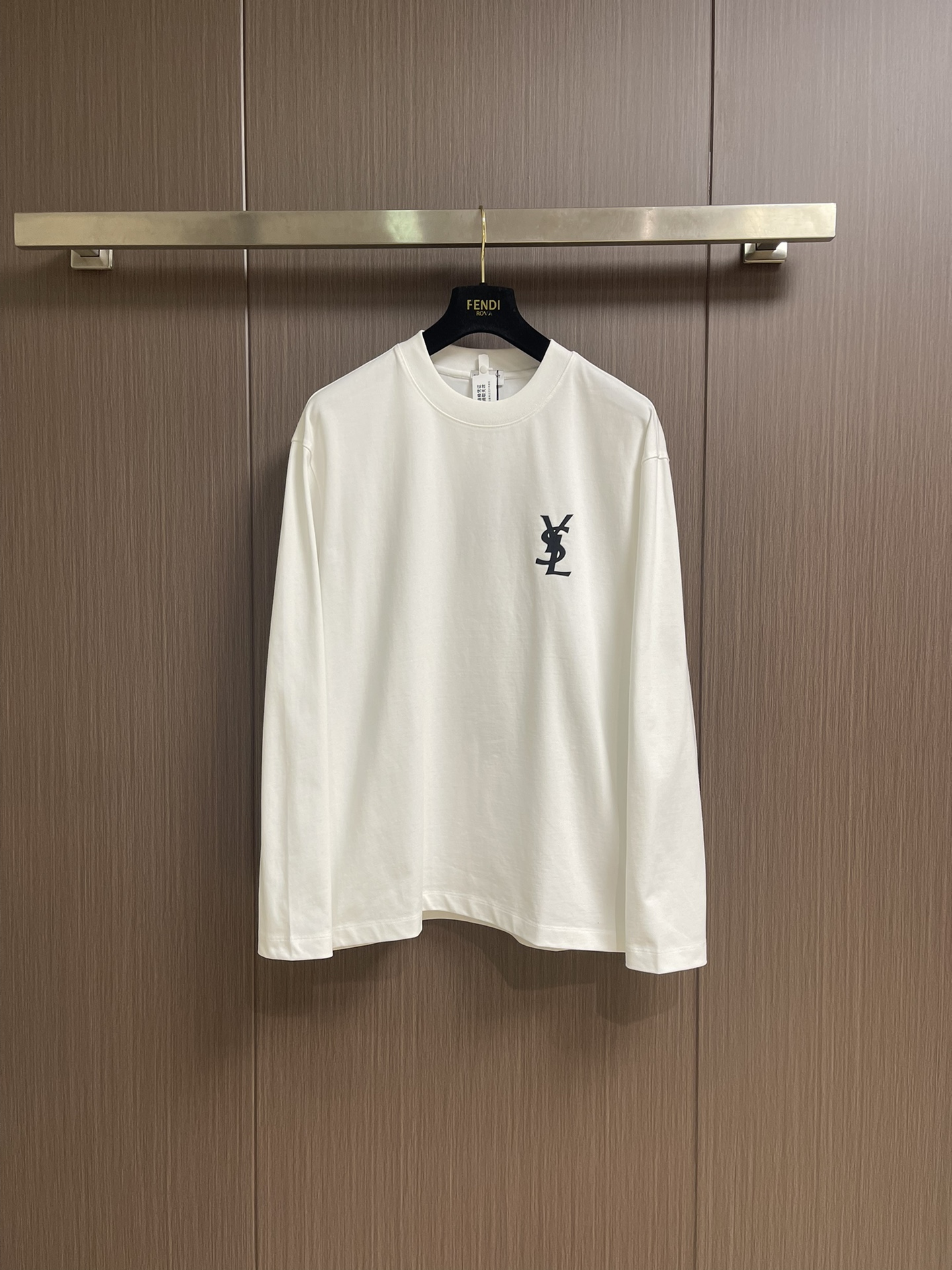 NO:538724,YSL Saint Laurent 2025ss printed long-sleeved T-shirt Customized 260g cotton double yarn tight and smooth fabric, clean cloth surface, clear cloth pattern, very delicate and solid feel, more supportive. The cuffs are widened and threaded, fit the wrist width, tight and wear-resistant, and the dress is three-dimensional positioning and tailoring. Size M-3XL, saint laurent, saint laurent, tees, t-shirt, alexander wang19860909YSL 圣罗兰2025ss印花长袖t恤 定制260g全棉双纱紧密爽滑面料,布面干净,布纹清晰,手感非常细腻扎实,更加力挺 袖口加宽螺纹设计,贴合手腕宽度,紧实耐磨,整衣立体定位剪裁.尺码M-3XL,,saint laurent,saint laurent,tees，t-shirt,alexander wang,Men's clothing