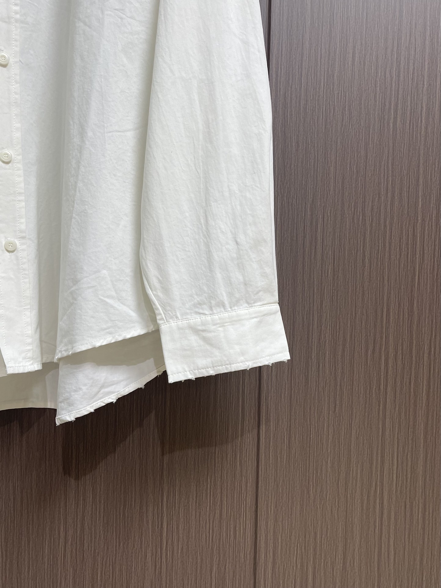 Balenciaga 巴黎世家 刺绣徽标长袖衬衫，这款棉质衬衫以oversize线条重新演绎经久不衰的优