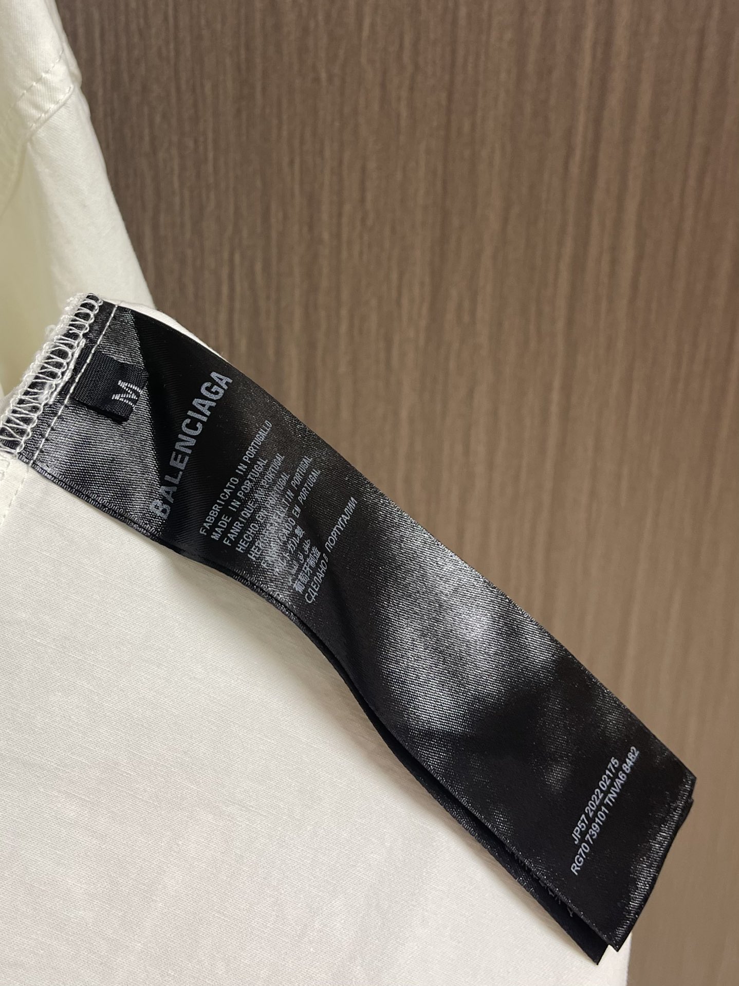 Balenciaga 巴黎世家 刺绣徽标长袖衬衫，这款棉质衬衫以oversize线条重新演绎经久不衰的优