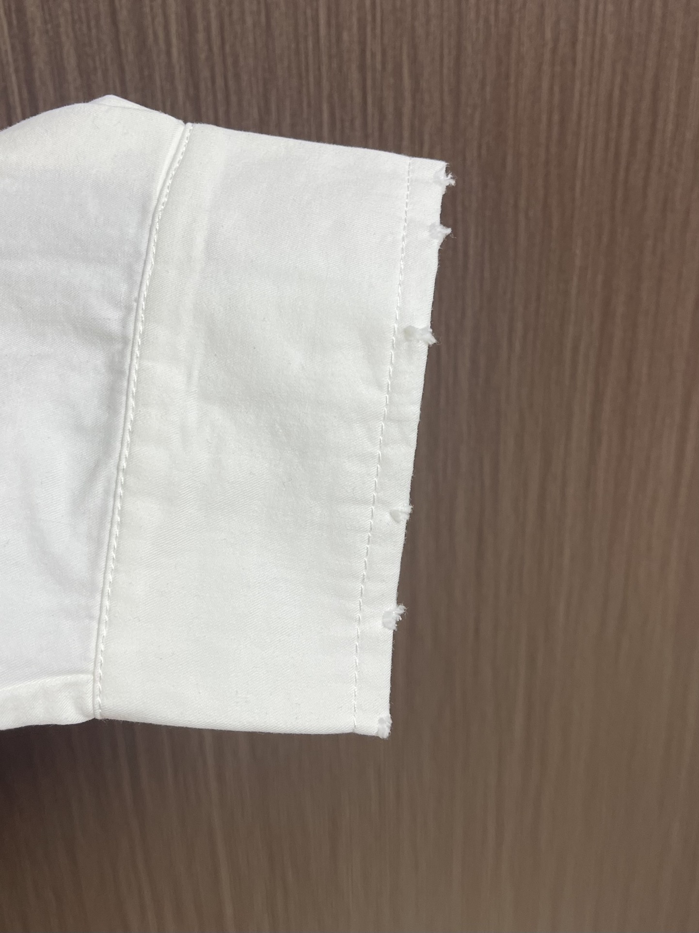 Balenciaga 巴黎世家 刺绣徽标长袖衬衫，这款棉质衬衫以oversize线条重新演绎经久不衰的优