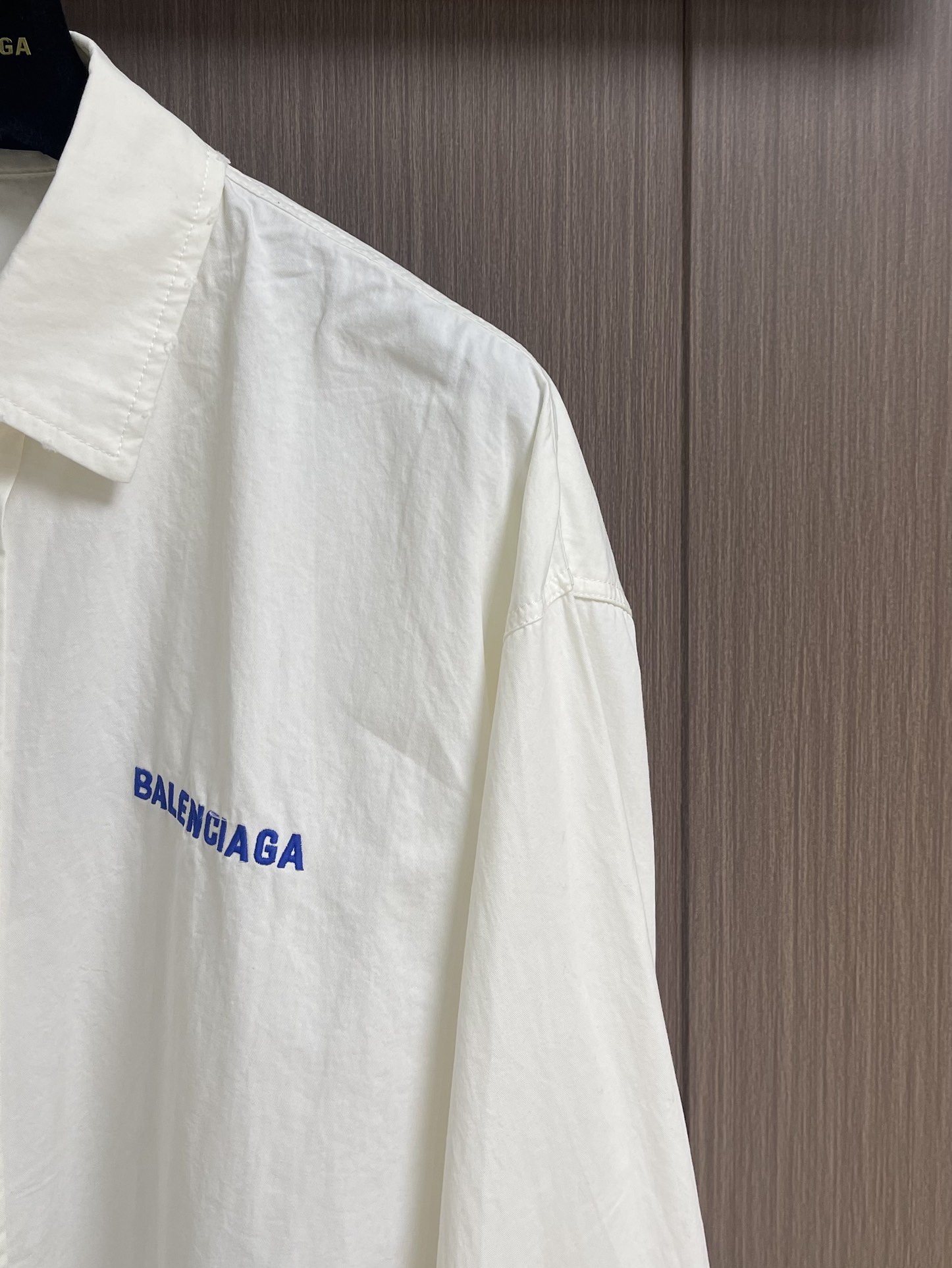 Balenciaga 巴黎世家 刺绣徽标长袖衬衫，这款棉质衬衫以oversize线条重新演绎经久不衰的优