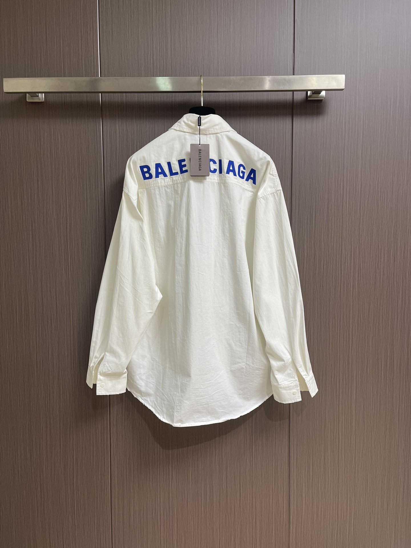 Balenciaga 巴黎世家 刺绣徽标长袖衬衫，这款棉质衬衫以oversize线条重新演绎经久不衰的优