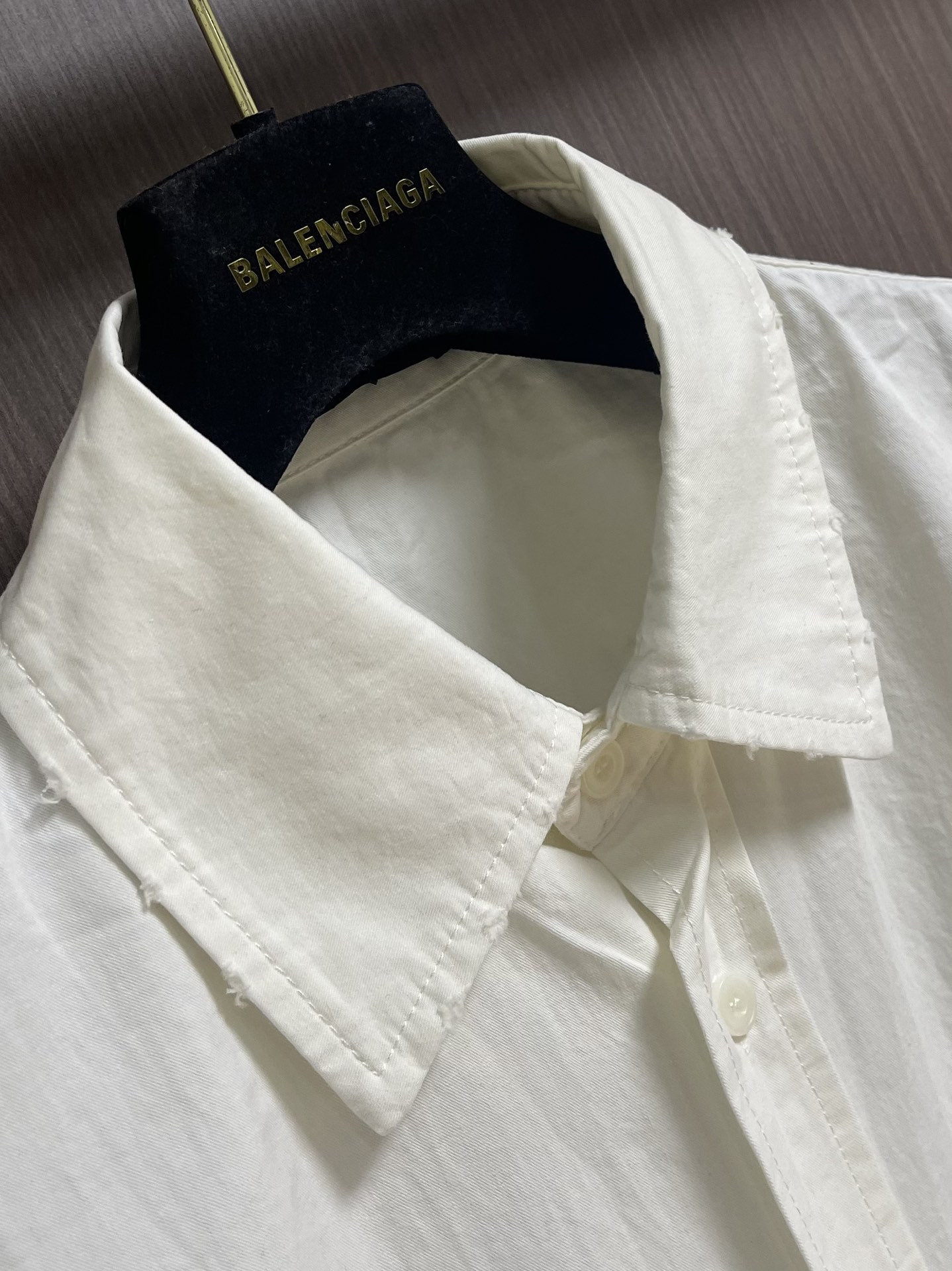 Balenciaga 巴黎世家 刺绣徽标长袖衬衫，这款棉质衬衫以oversize线条重新演绎经久不衰的优