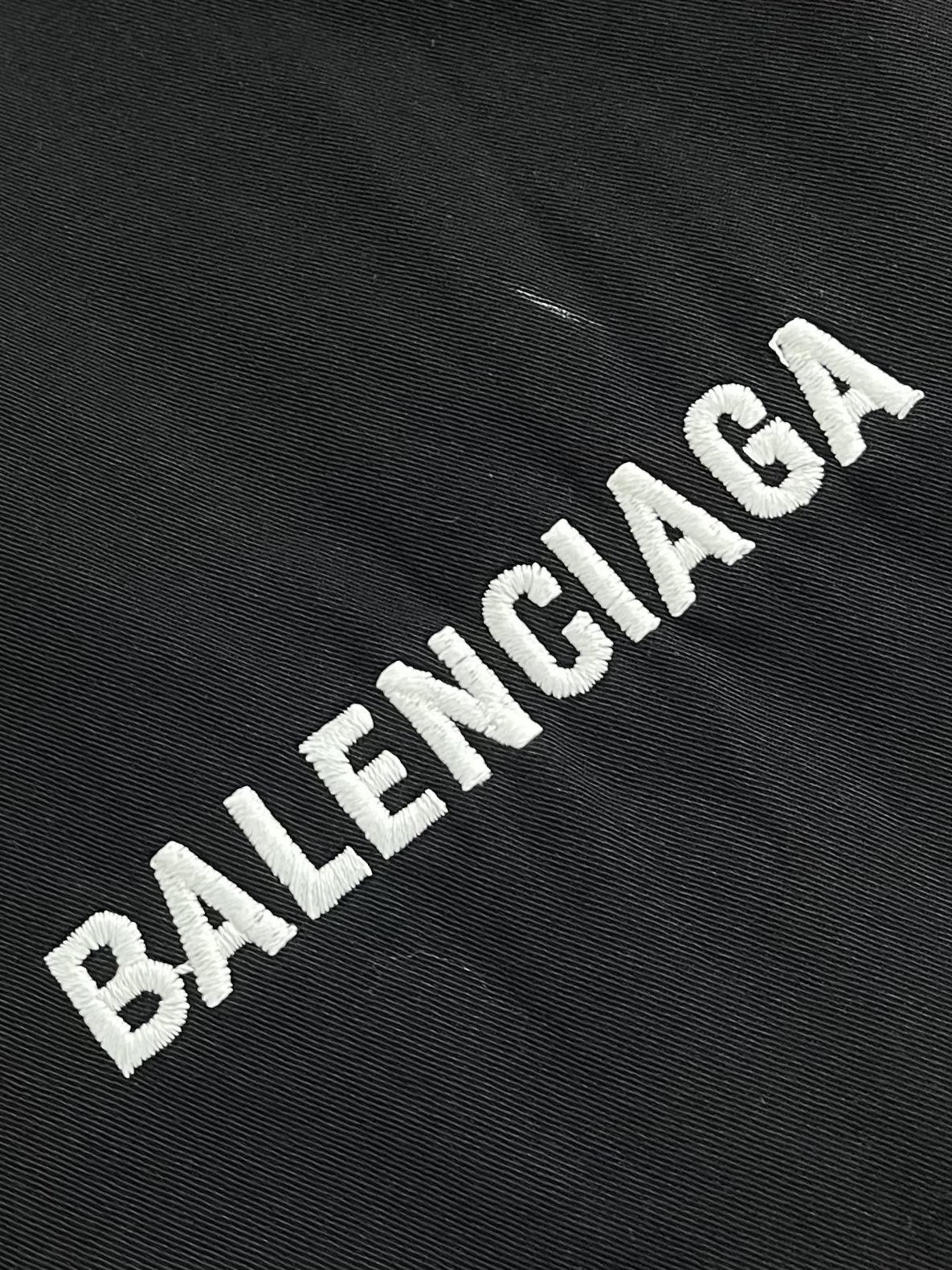 Balenciaga 巴黎世家 刺绣徽标长袖衬衫，这款棉质衬衫以oversize线条重新演绎经久不衰的优