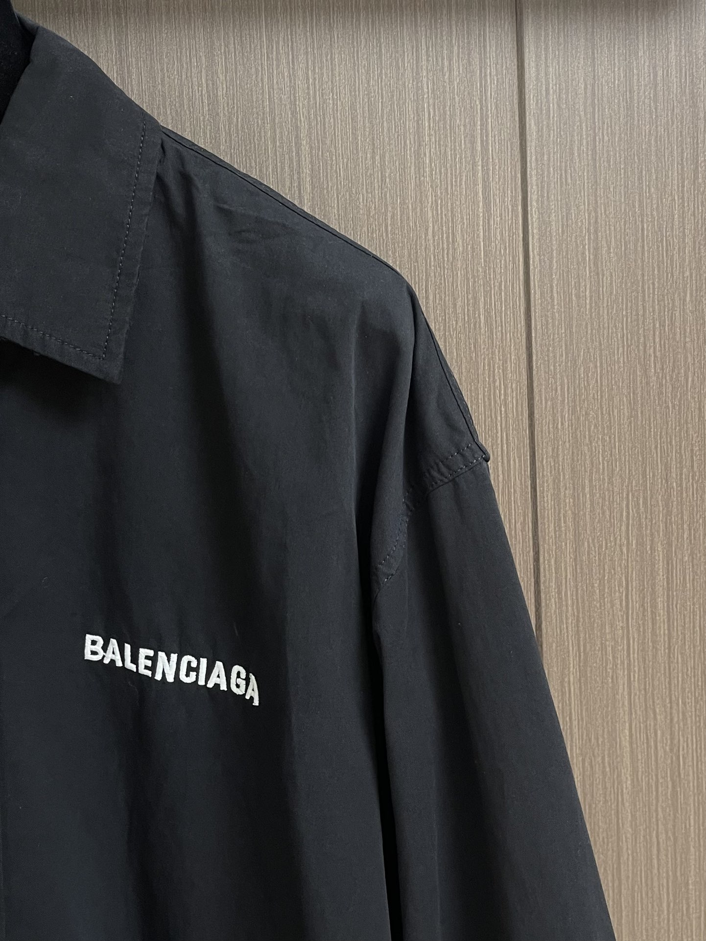 Balenciaga 巴黎世家 刺绣徽标长袖衬衫，这款棉质衬衫以oversize线条重新演绎经久不衰的优