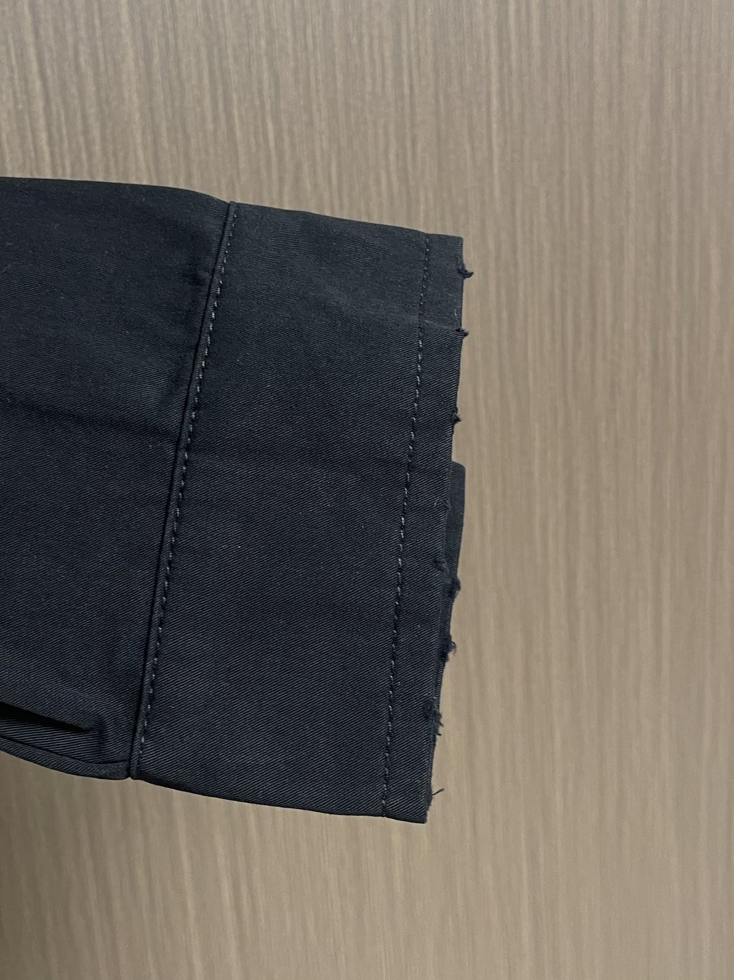 Balenciaga 巴黎世家 刺绣徽标长袖衬衫，这款棉质衬衫以oversize线条重新演绎经久不衰的优