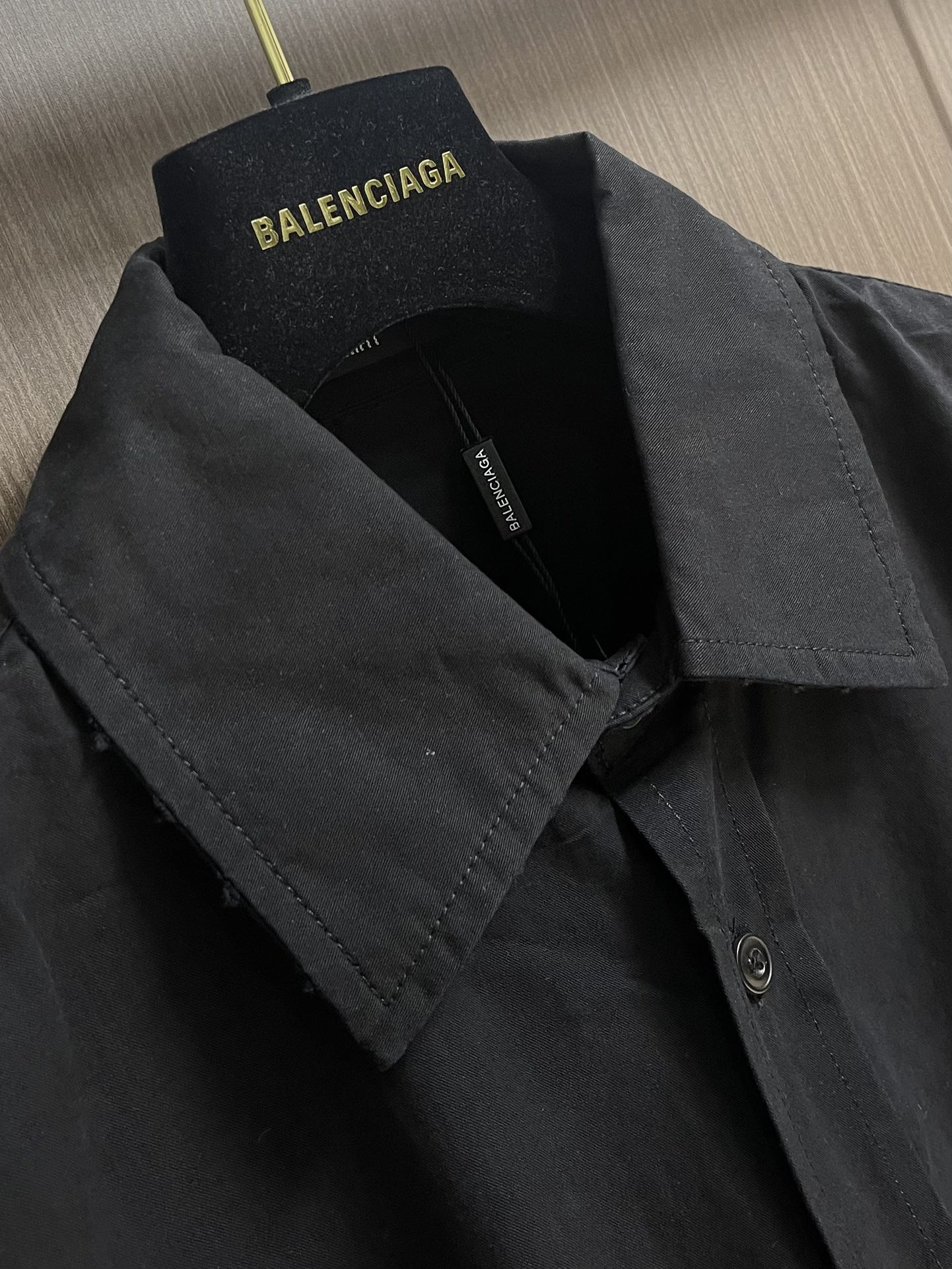 Balenciaga 巴黎世家 刺绣徽标长袖衬衫，这款棉质衬衫以oversize线条重新演绎经久不衰的优