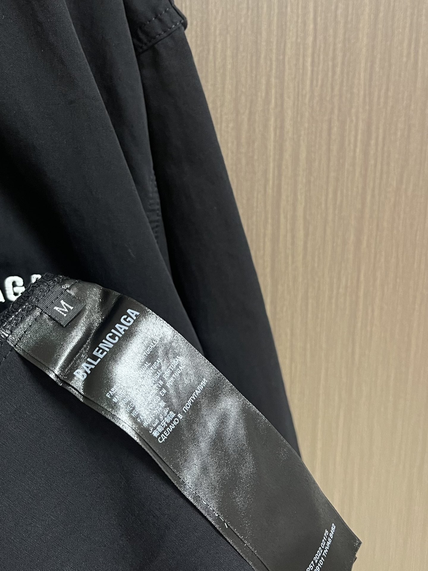 Balenciaga 巴黎世家 刺绣徽标长袖衬衫，这款棉质衬衫以oversize线条重新演绎经久不衰的优