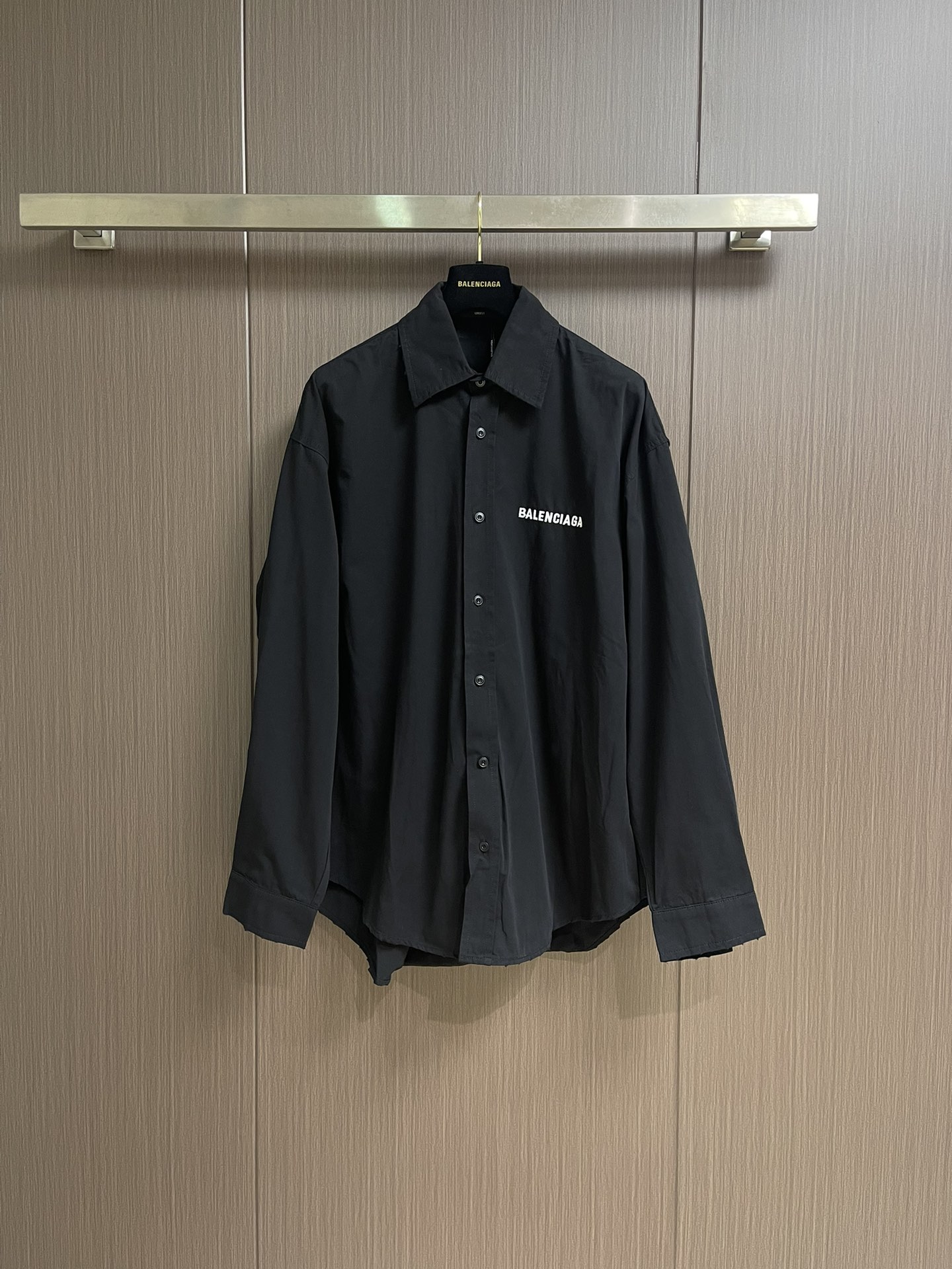 Balenciaga 巴黎世家 刺绣徽标长袖衬衫，这款棉质衬衫以oversize线条重新演绎经久不衰的优