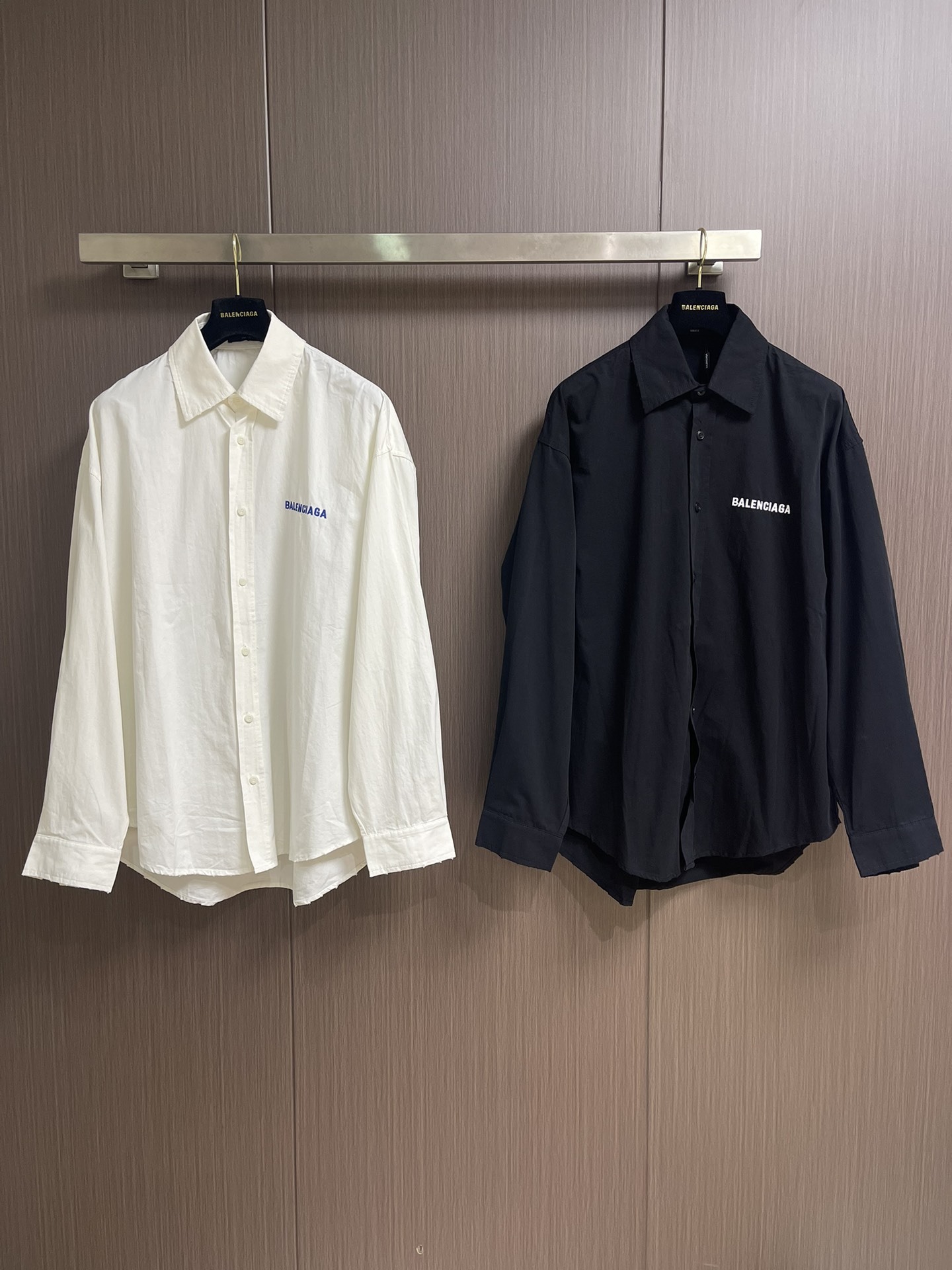 Balenciaga 巴黎世家 刺绣徽标长袖衬衫，这款棉质衬衫以oversize线条重新演绎经久不衰的优