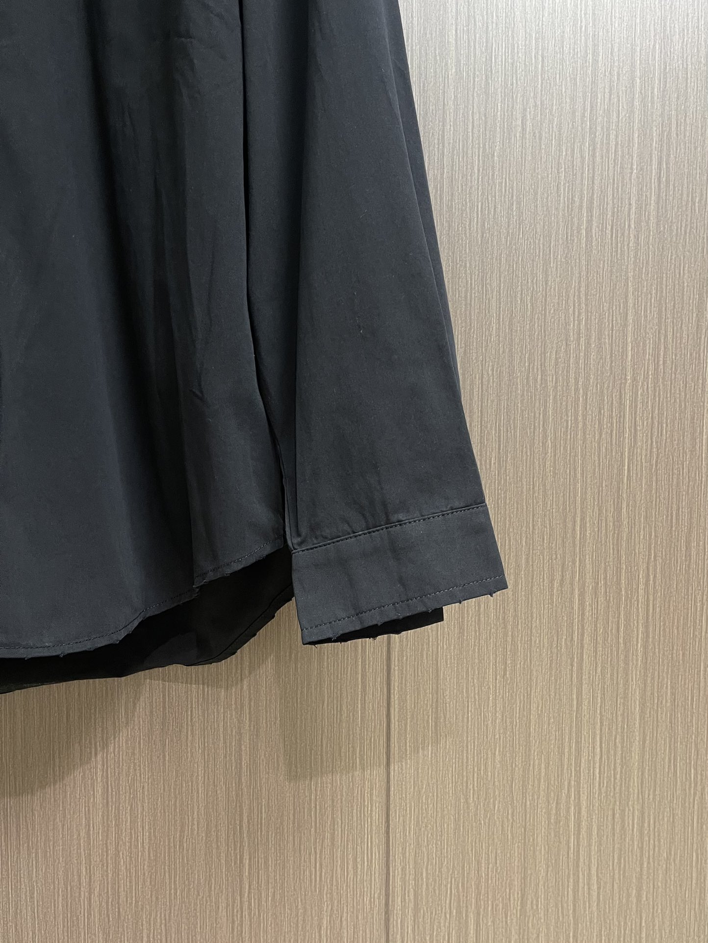 Balenciaga 巴黎世家 刺绣徽标长袖衬衫，这款棉质衬衫以oversize线条重新演绎经久不衰的优