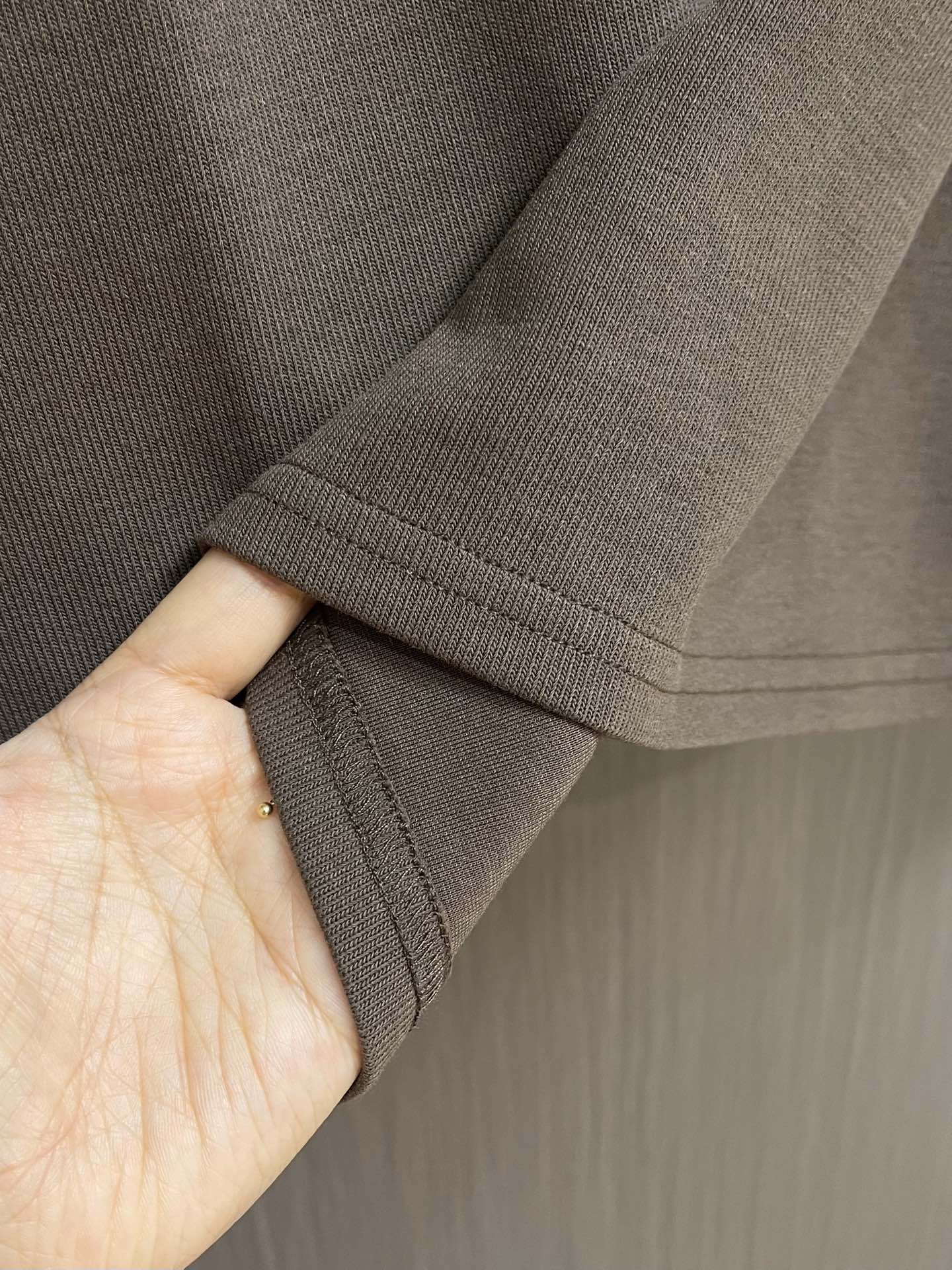 CH 克罗心亨利领长袖T恤，面料采用洗前350克全棉材质，银扣采用古铜真银，在面料 五金 工艺上面下了很