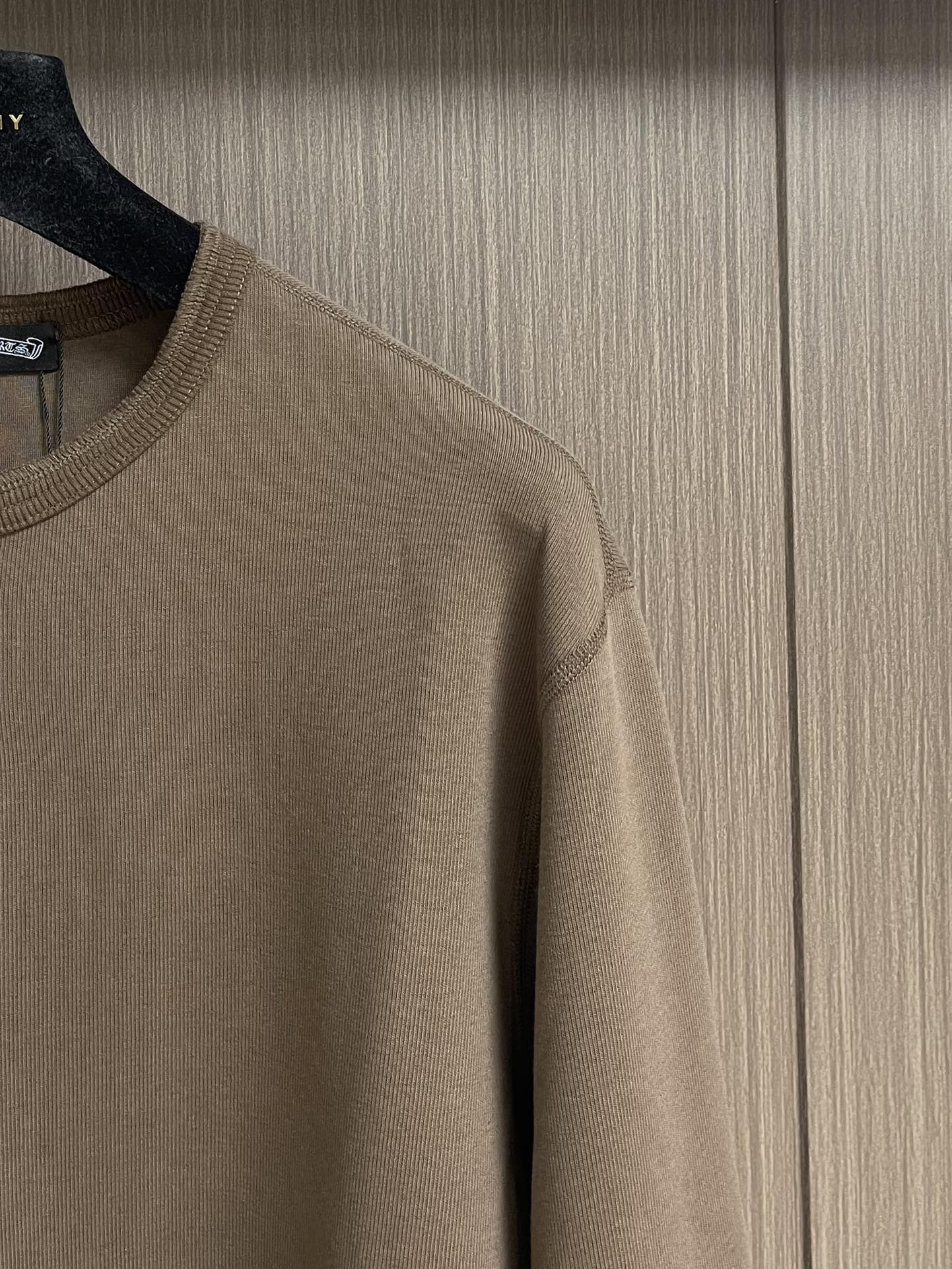 CH 克罗心亨利领长袖T恤，面料采用洗前350克全棉材质，银扣采用古铜真银，在面料 五金 工艺上面下了很