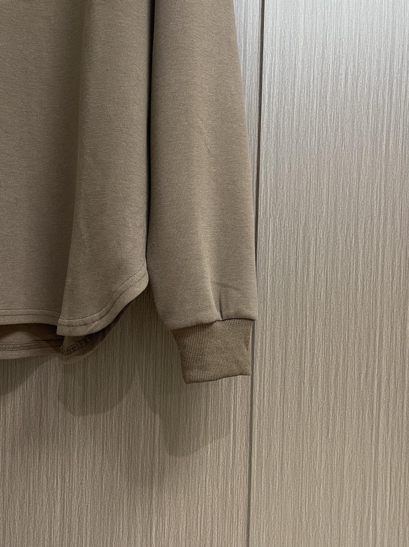 CH 克罗心亨利领长袖T恤，面料采用洗前350克全棉材质，银扣采用古铜真银，在面料 五金 工艺上面下了很