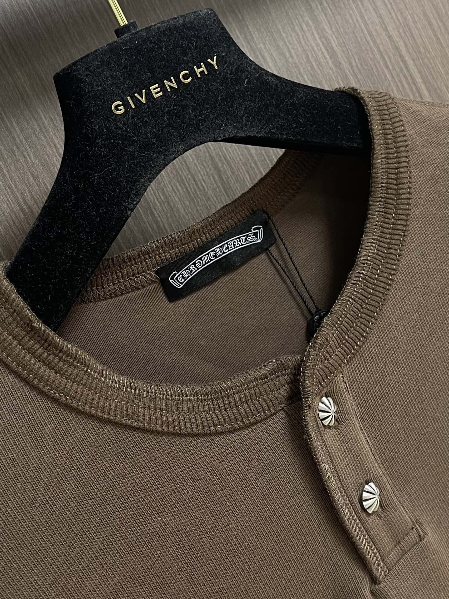 CH 克罗心亨利领长袖T恤，面料采用洗前350克全棉材质，银扣采用古铜真银，在面料 五金 工艺上面下了很