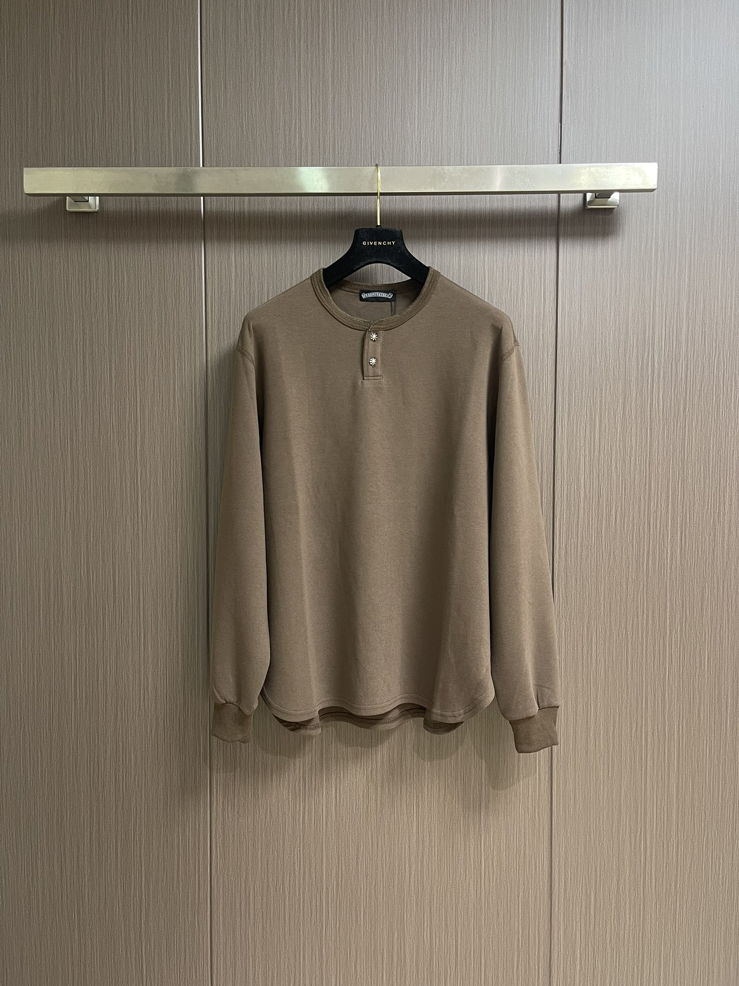 CH 克罗心亨利领长袖T恤，面料采用洗前350克全棉材质，银扣采用古铜真银，在面料 五金 工艺上面下了很