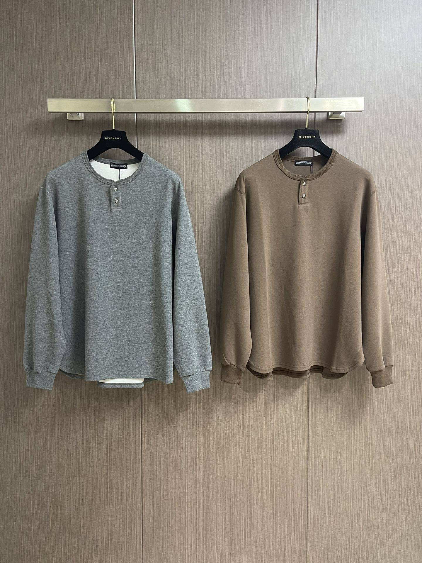 CH 克罗心亨利领长袖T恤，面料采用洗前350克全棉材质，银扣采用古铜真银，在面料 五金 工艺上面下了很