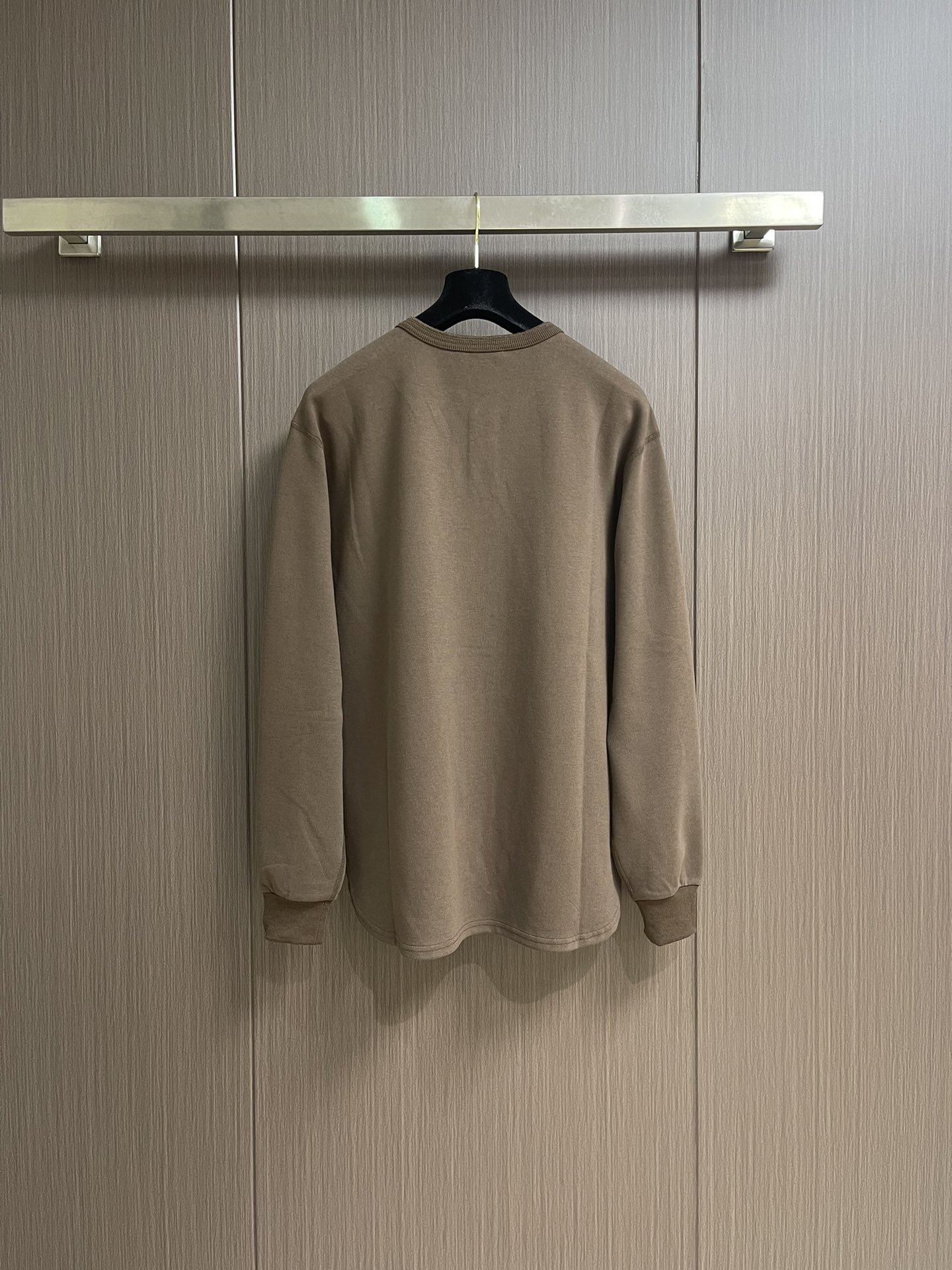 CH 克罗心亨利领长袖T恤，面料采用洗前350克全棉材质，银扣采用古铜真银，在面料 五金 工艺上面下了很