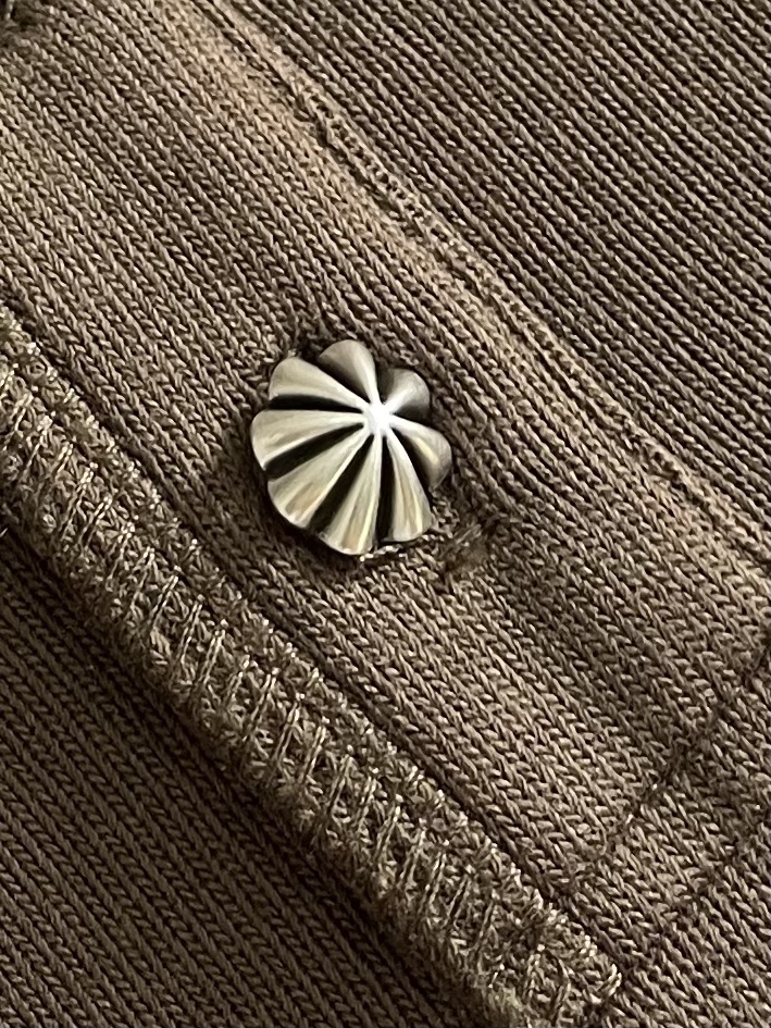 CH 克罗心亨利领长袖T恤，面料采用洗前350克全棉材质，银扣采用古铜真银，在面料 五金 工艺上面下了很