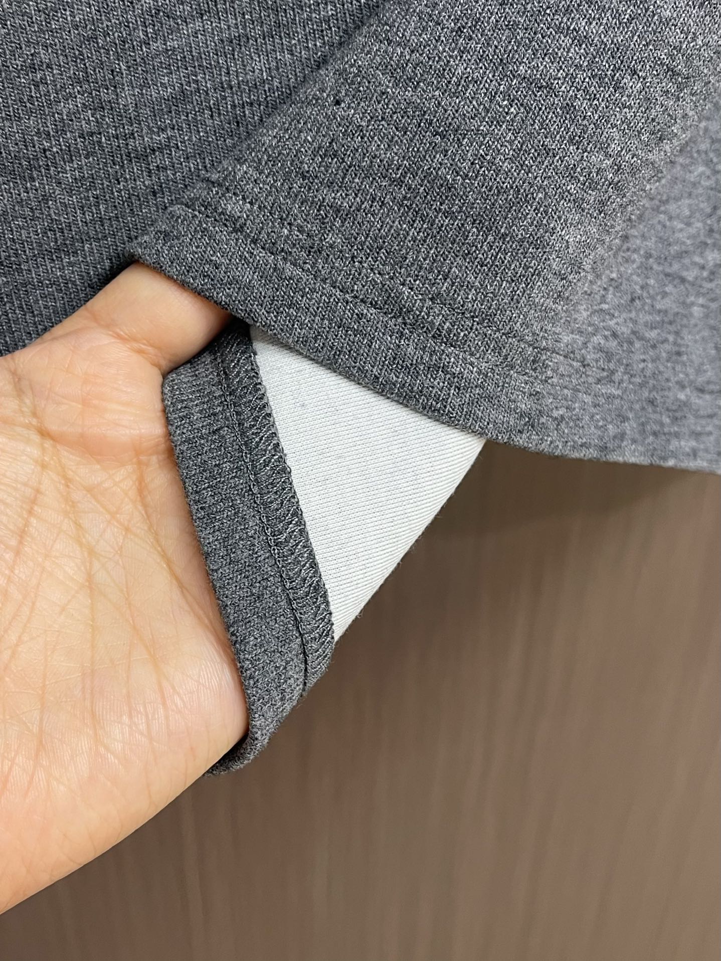 CH 克罗心亨利领长袖T恤，面料采用洗前350克全棉材质，银扣采用古铜真银，在面料 五金 工艺上面下了很