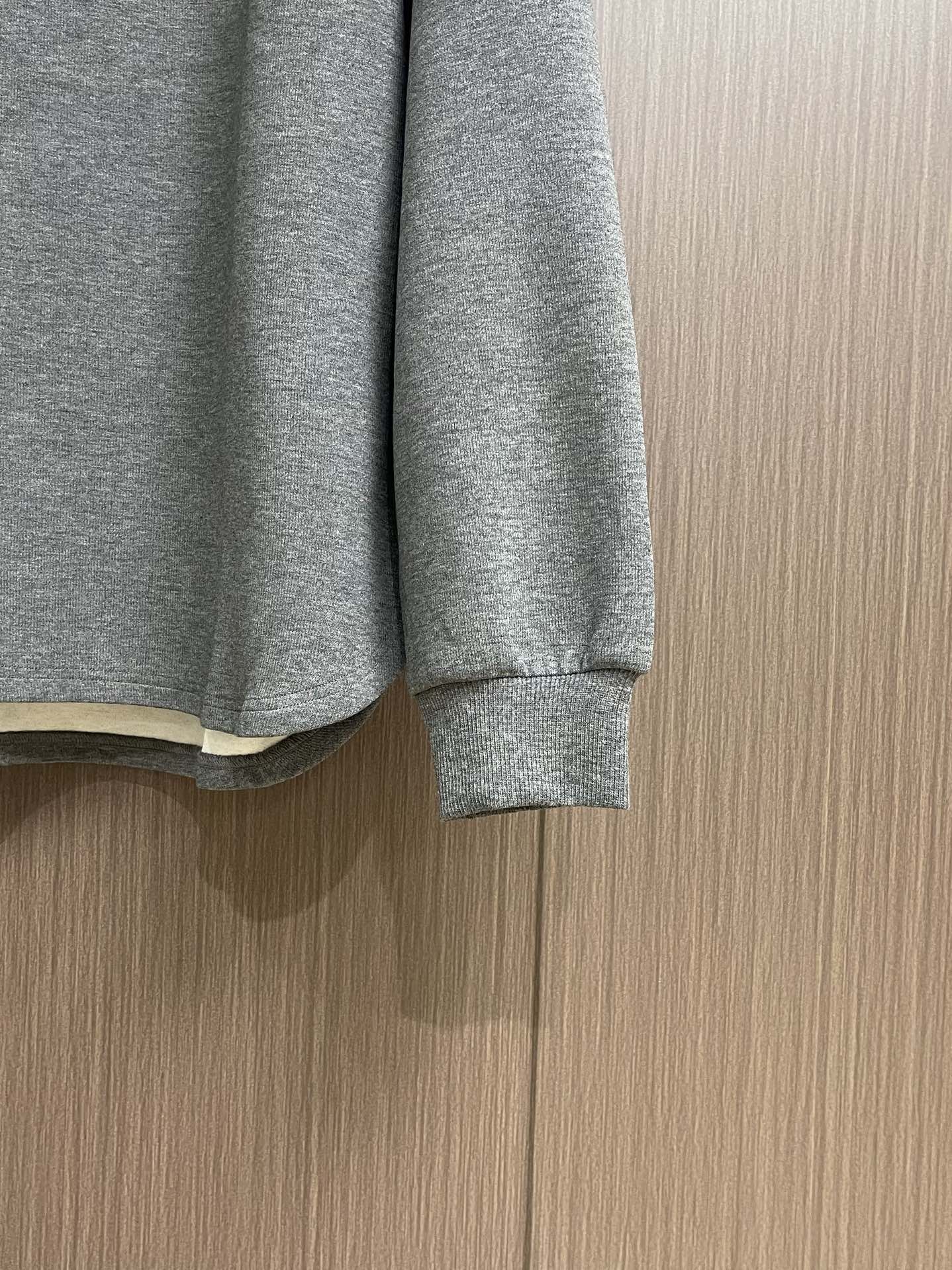 CH 克罗心亨利领长袖T恤，面料采用洗前350克全棉材质，银扣采用古铜真银，在面料 五金 工艺上面下了很