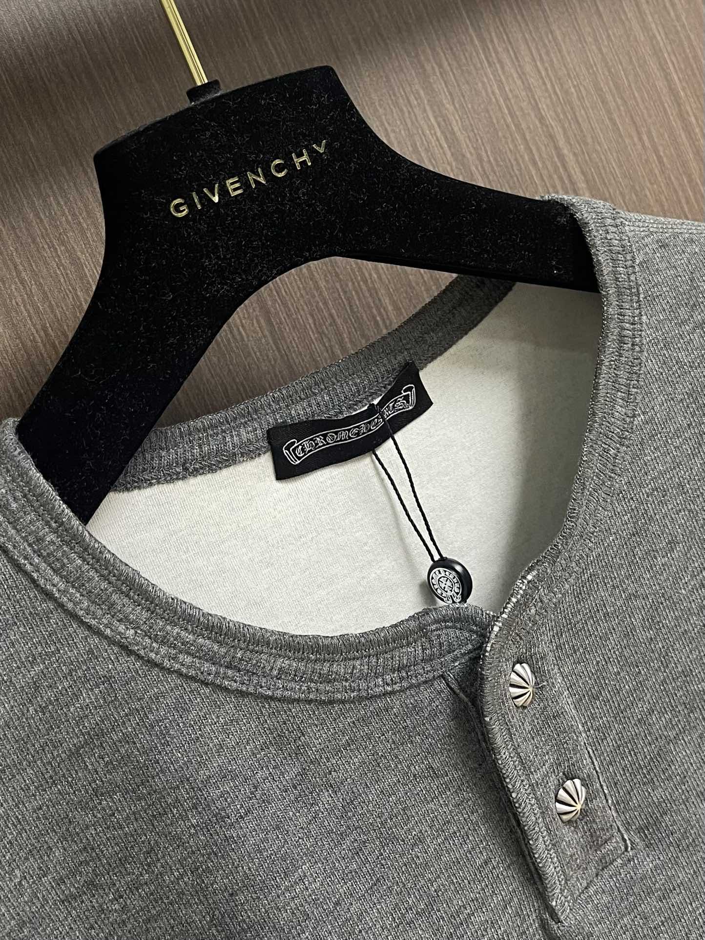 CH 克罗心亨利领长袖T恤，面料采用洗前350克全棉材质，银扣采用古铜真银，在面料 五金 工艺上面下了很