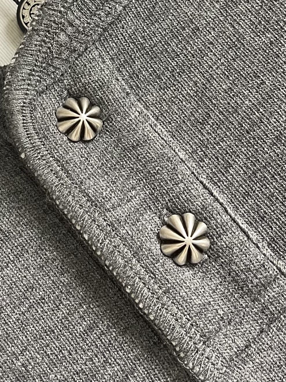 CH 克罗心亨利领长袖T恤，面料采用洗前350克全棉材质，银扣采用古铜真银，在面料 五金 工艺上面下了很