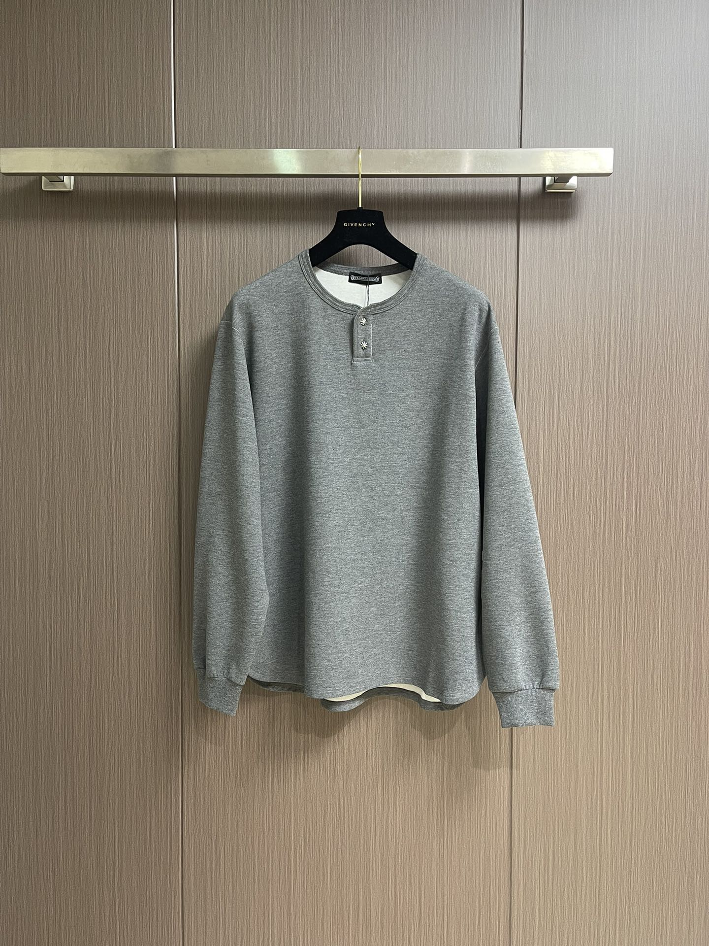 NO:539618,CH Croxin Henry neck long-sleeved T-shirt, the fabric is made of 350 grams of cotton before washing, the silver buckle is made of bronze and real silver, and a lot of effort has been put into the fabric hardware craftsmanship Size S-XL, chrome hearts, tees, t-shirt, alexander wang19860909CH 克罗心亨利领长袖T恤,面料采用洗前350克全棉材质,银扣采用古铜真银,在面料 五金 工艺上面下了很大功夫 尺码S-XL,,chrome hearts,tees，t-shirt,alexander wang,Men's clothing