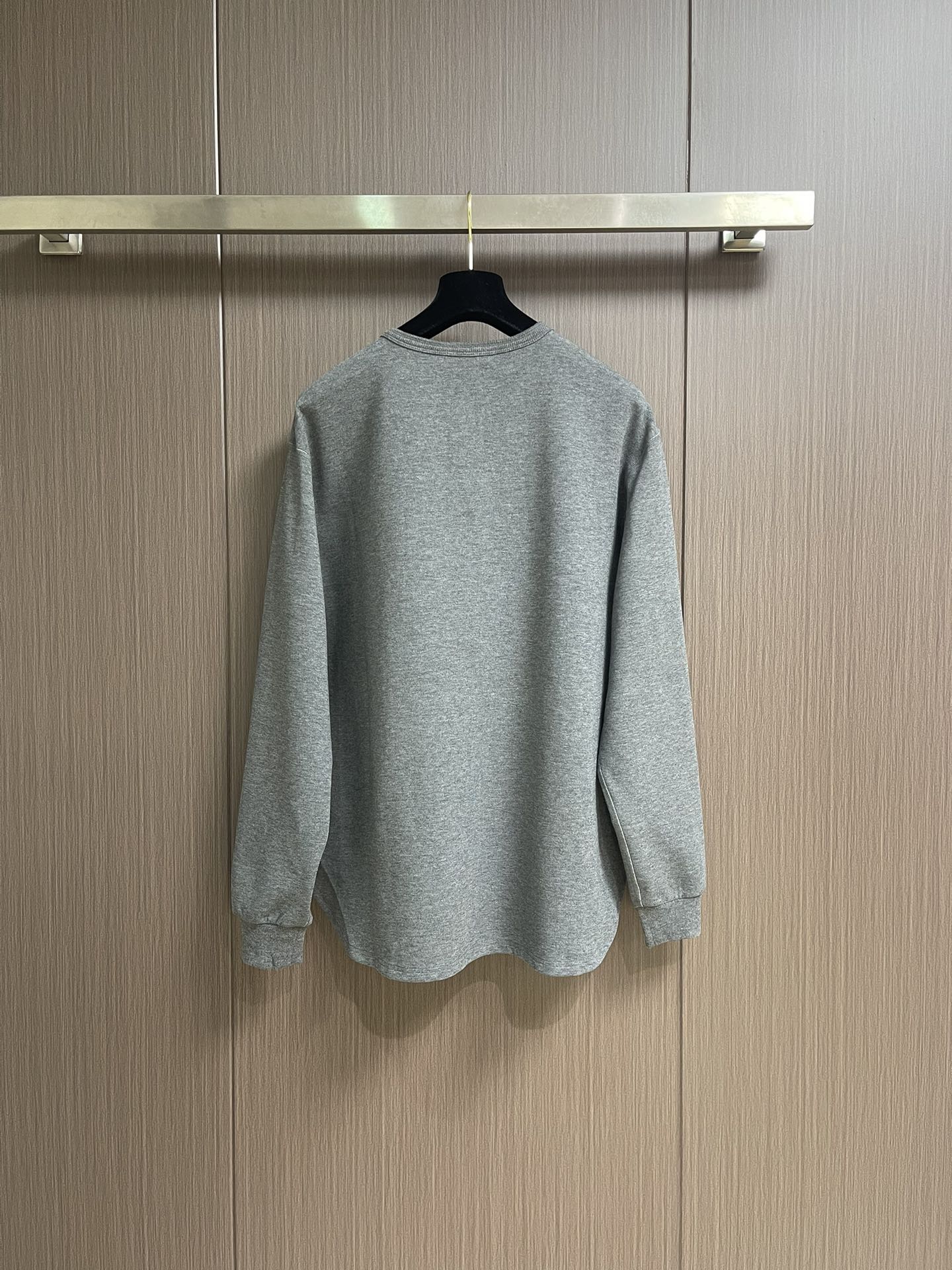 CH 克罗心亨利领长袖T恤，面料采用洗前350克全棉材质，银扣采用古铜真银，在面料 五金 工艺上面下了很