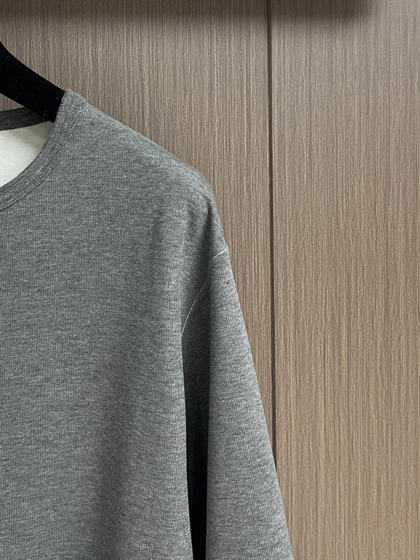 CH 克罗心亨利领长袖T恤，面料采用洗前350克全棉材质，银扣采用古铜真银，在面料 五金 工艺上面下了很