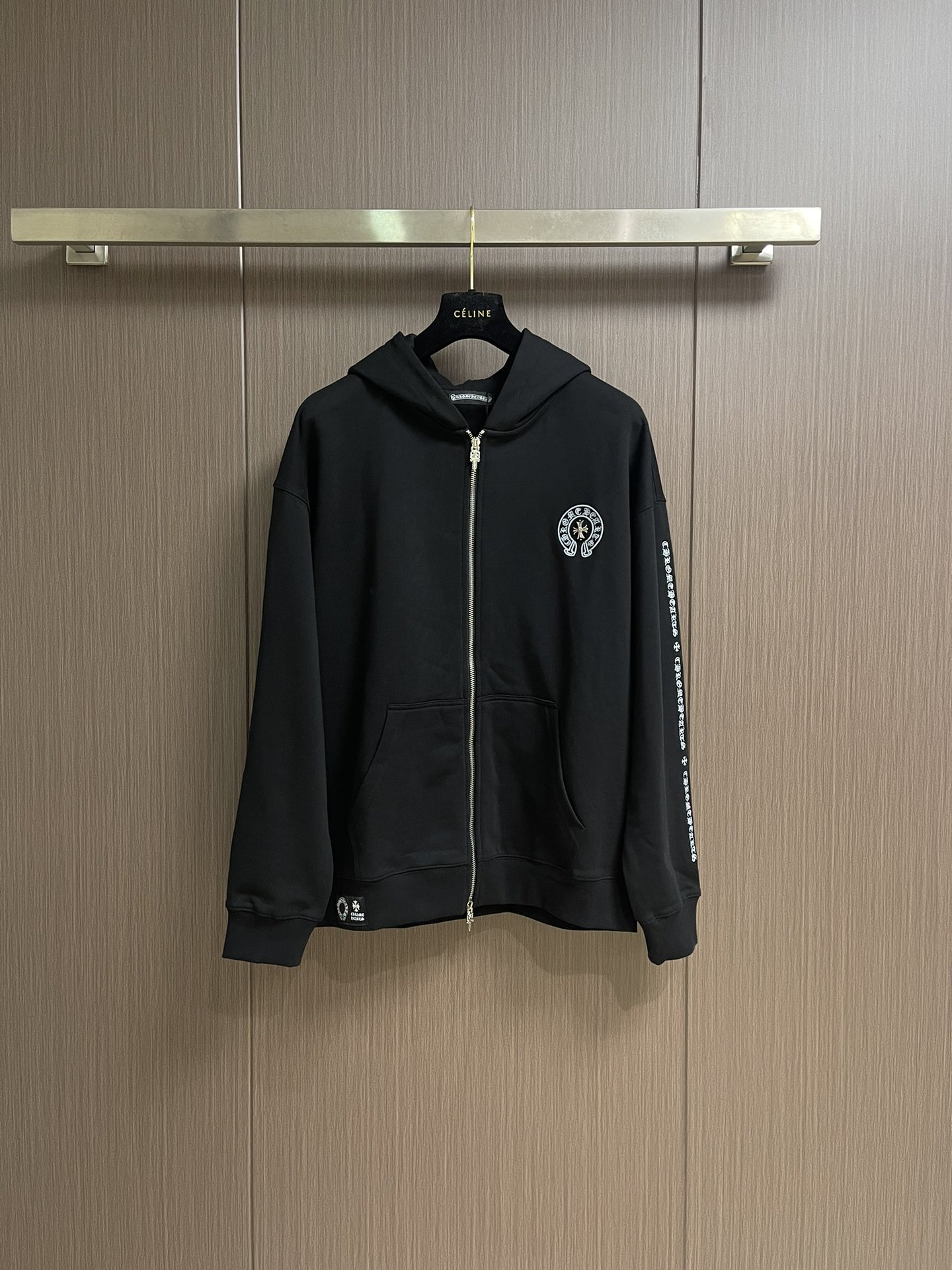 NO:540747,Tops, pants, CH, Croxin Cross Flower Logo Series Zipper Hooded Sweater Pants Set, Sweater Cross Flower Design, Japanese imported terry jacquard cotton material, the thickness and texture are randomly compared... The fabric is so the car cable machines used are all top German products, one with 7 digits, and the wiring is super neat!  !  !  Customer supplies original hardware, both positive and negative, beautiful. Size M-XXL, chrome hearts, hoodie, sweatshirts, hats, alexander wang19860909上衣 裤子 CH 克罗心十字花标识系列拉链连帽卫衣卫裤套装,卫衣十字花设计,日本进口毛圈提花棉料,厚度和质感随意对比....面料质感到位,所以用的车线机都是德国顶级货,一台7位数,走线超级整齐！！！ 客供原厂五金,正反都无敌漂亮.尺码M-XXL,,chrome hearts,hoodie,sweatshirts,hats,alexander wang,Men's clothing