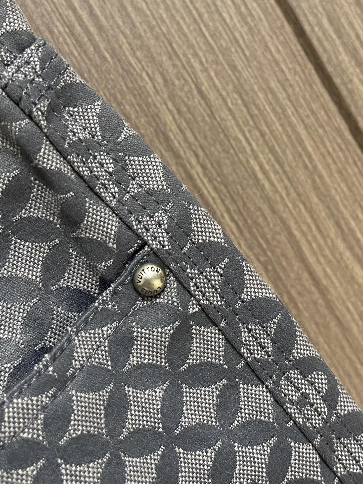 LV 鱼鳞提花图案牛仔裤，本款棉质呈现 2025秋冬秀场的Dandy Monogram提花织纹，为休闲廓