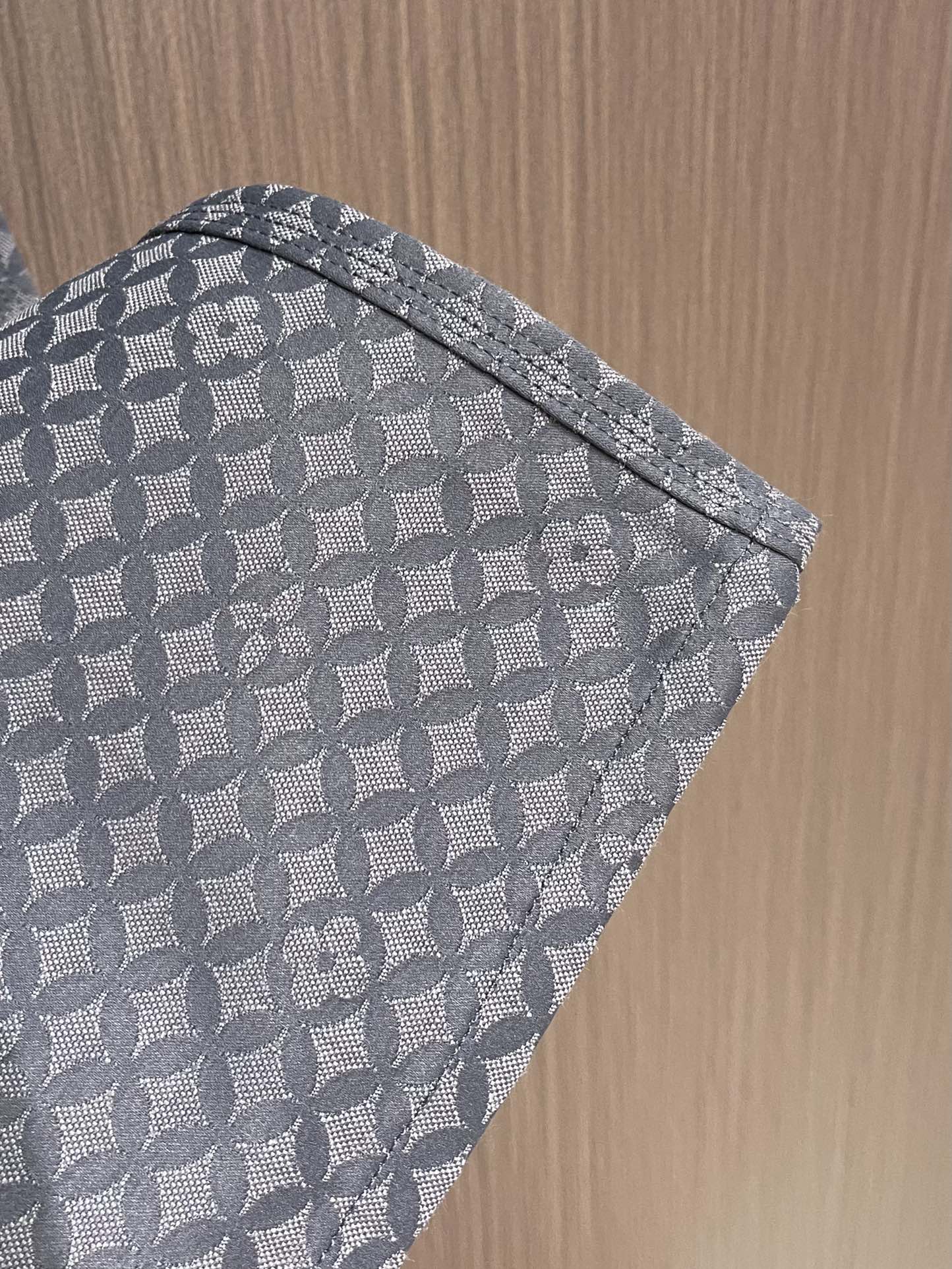 LV 鱼鳞提花图案牛仔裤，本款棉质呈现 2025秋冬秀场的Dandy Monogram提花织纹，为休闲廓