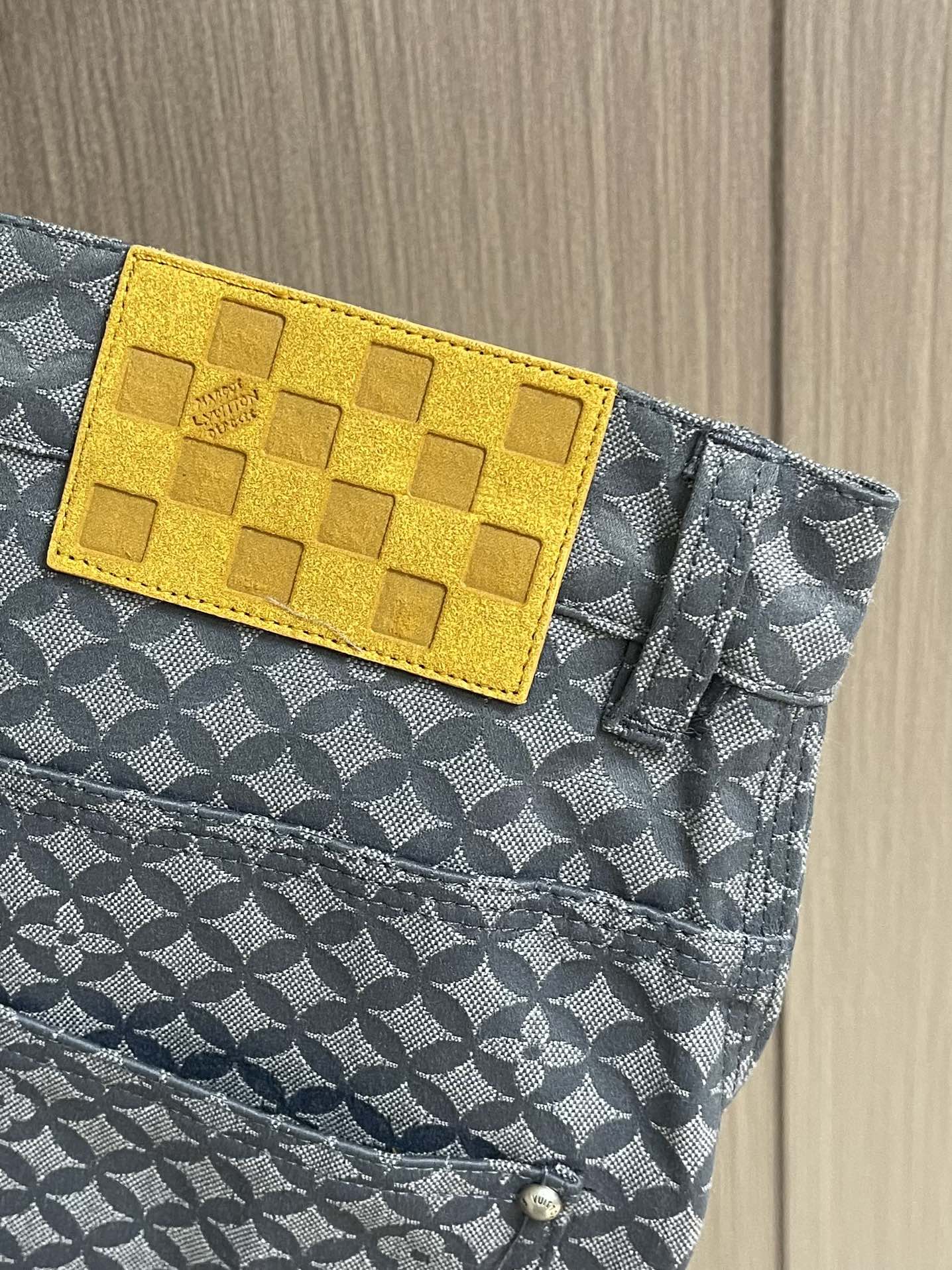 LV 鱼鳞提花图案牛仔裤，本款棉质呈现 2025秋冬秀场的Dandy Monogram提花织纹，为休闲廓