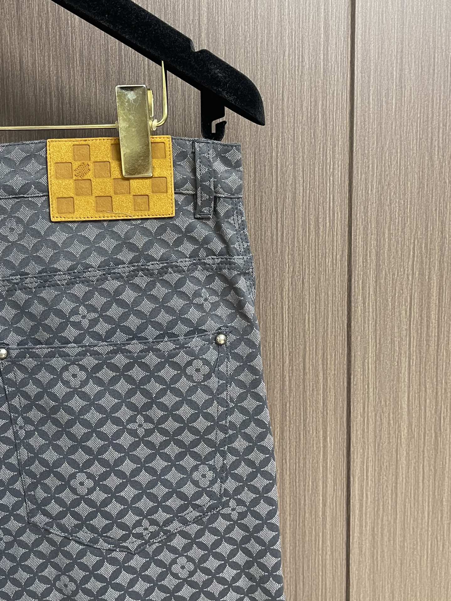 LV 鱼鳞提花图案牛仔裤，本款棉质呈现 2025秋冬秀场的Dandy Monogram提花织纹，为休闲廓